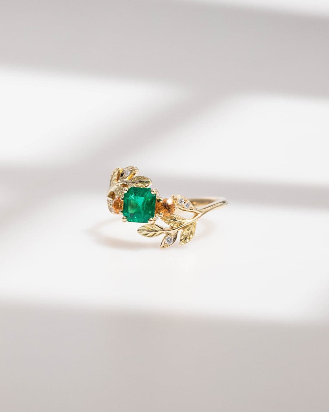bague florale emeraude