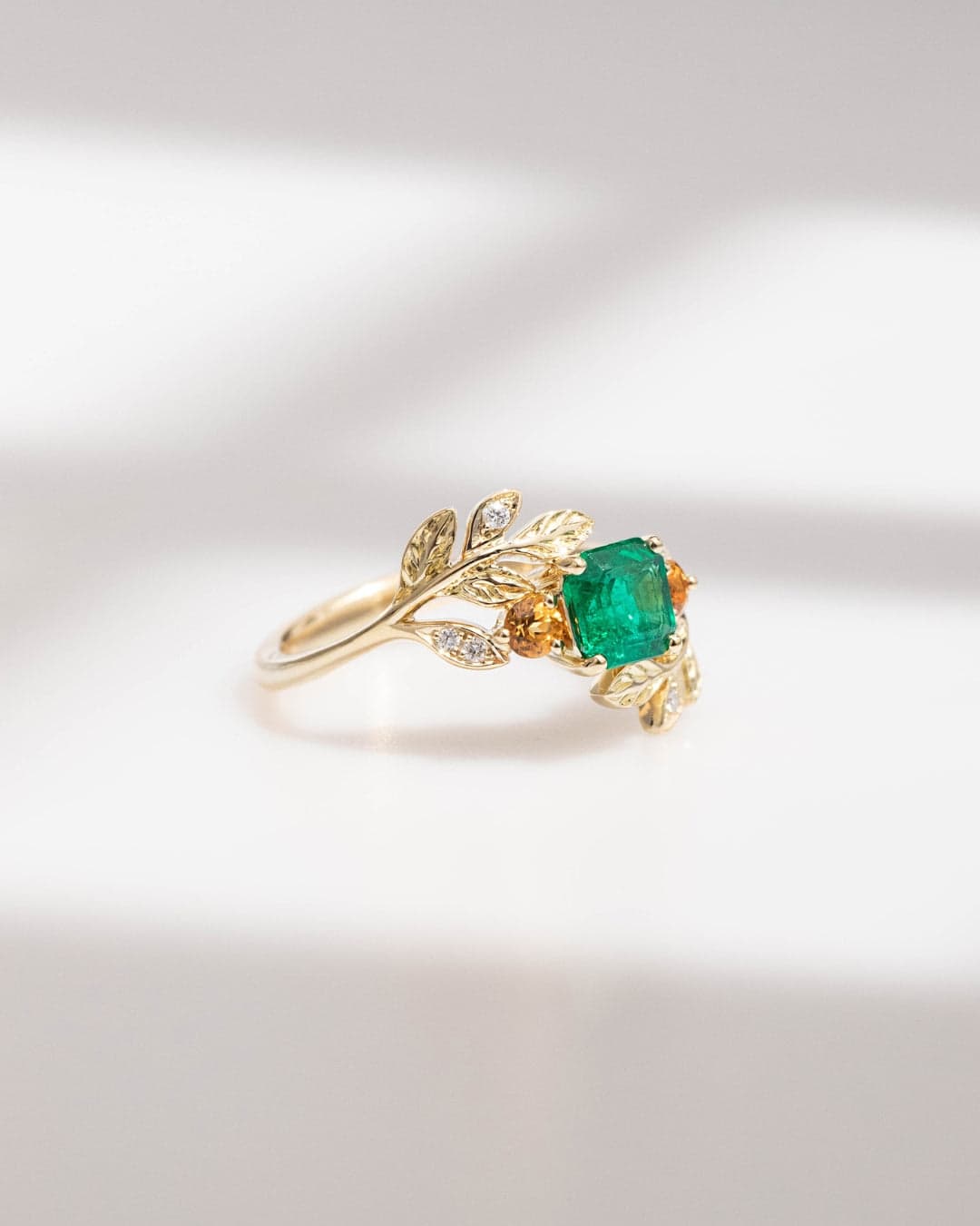 bague florale emeraude