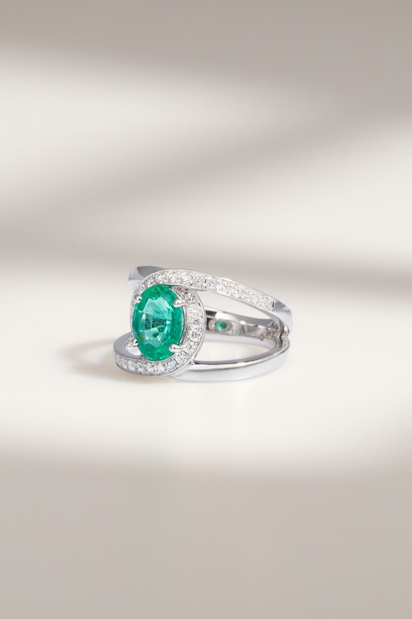 Bague de fiançailles avec émeraude de Zambie