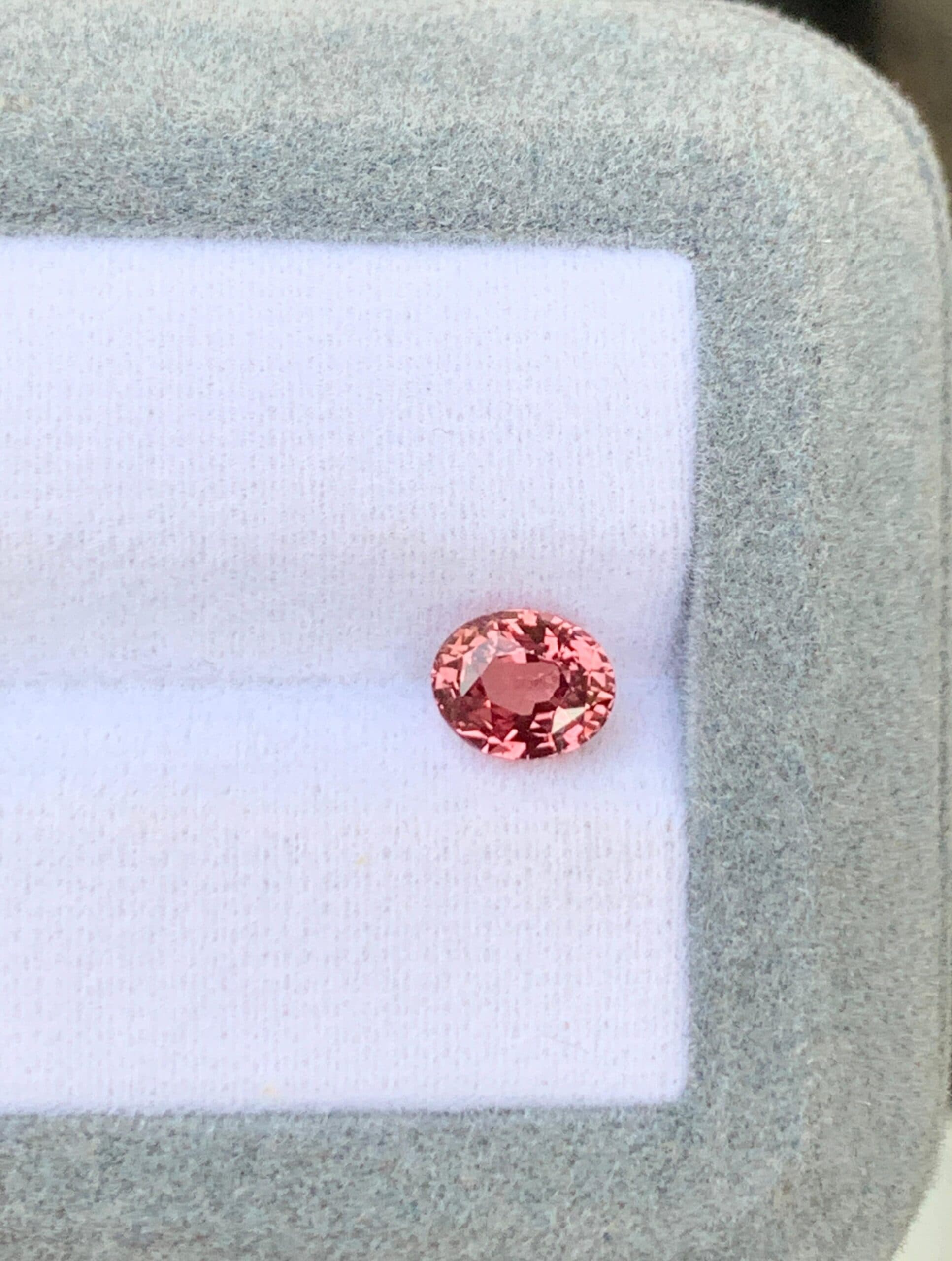 Saphir Padparadscha Ovale de 1,52ct — Madagascar, Non Chauffé (2)