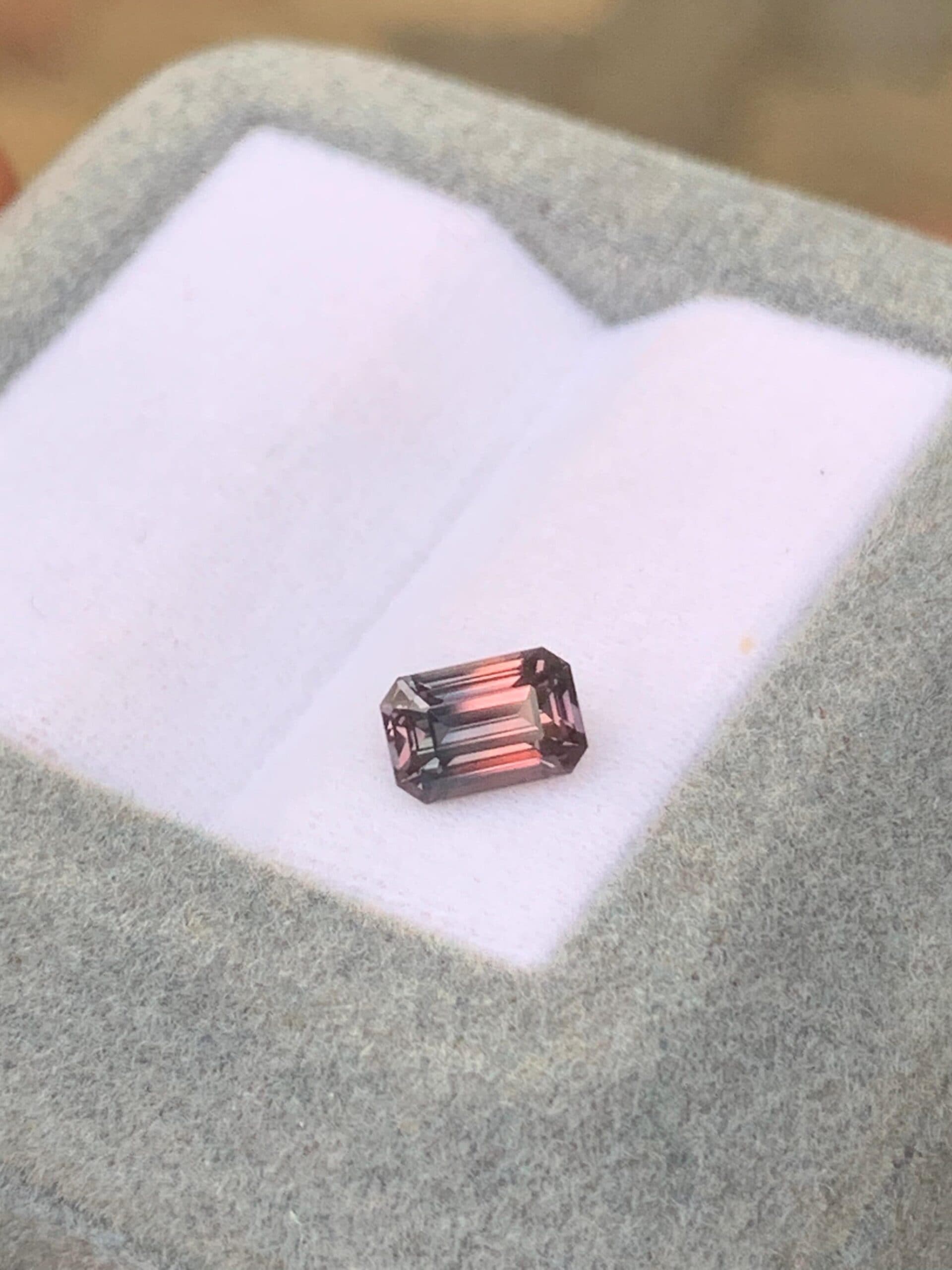 Saphir Bicolore Rectangle de 1,03ct — Sri Lanka, Non Chauffé