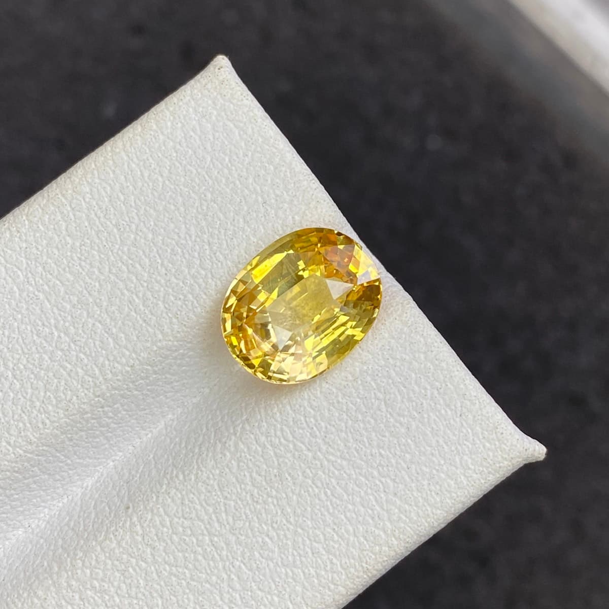 椭圆形黄色蓝宝石 4.50克拉
