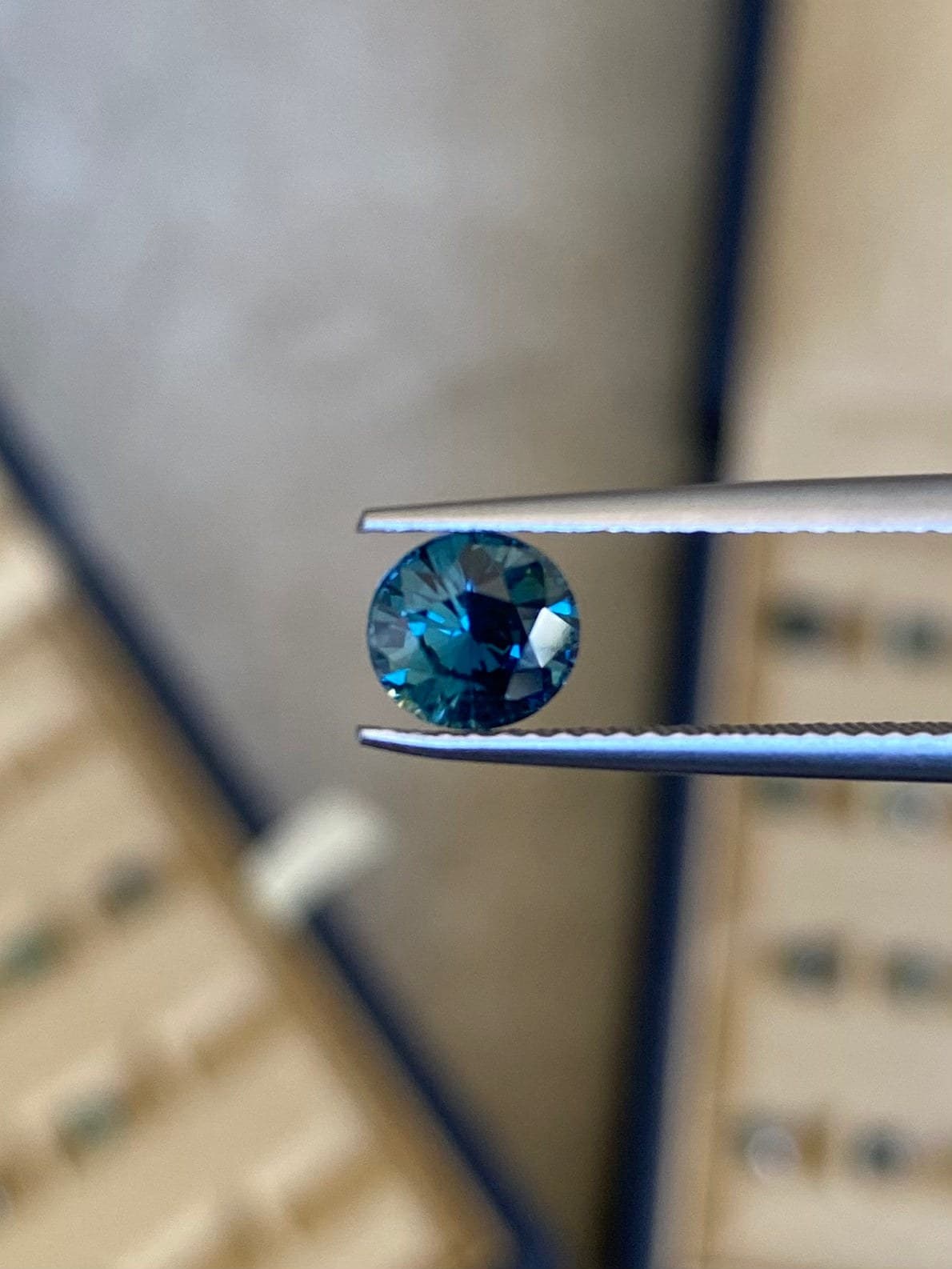 Teal-Saphir Oval 1,28 ct — Madagaskar (2)