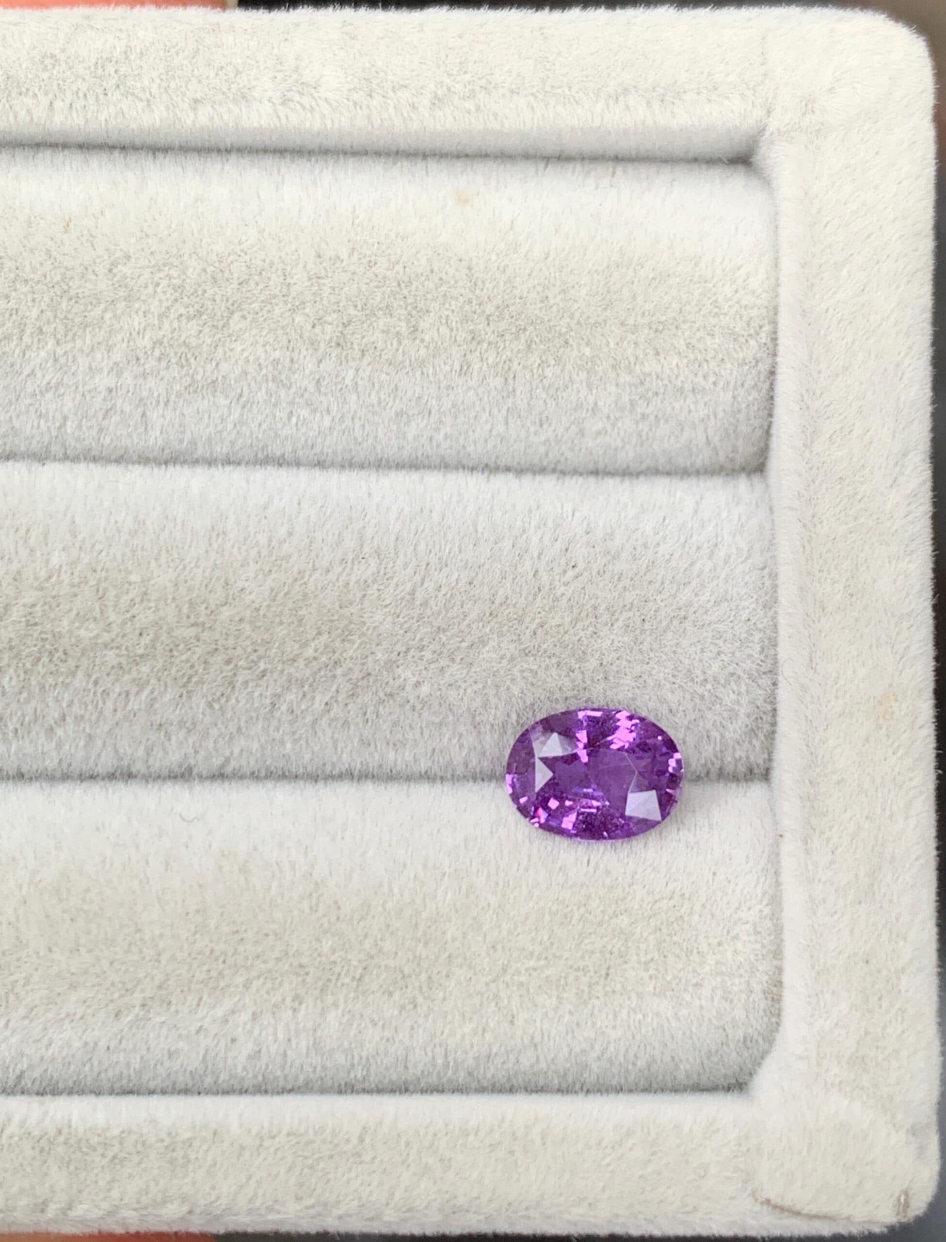 Zafiro Violeta Ovalado de 1,10 ct — Madagascar