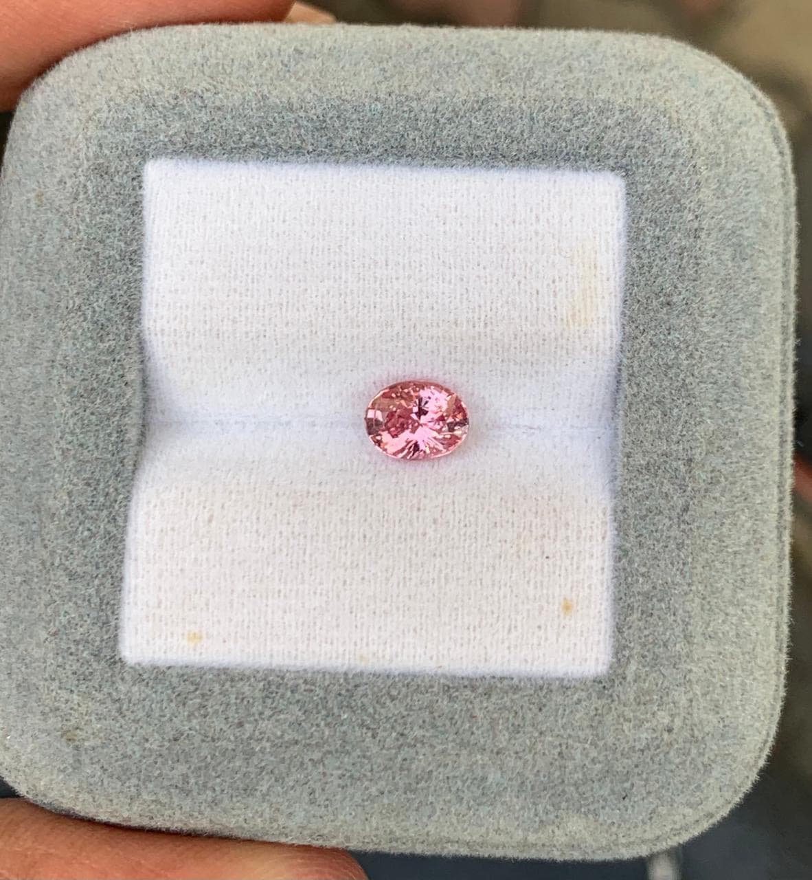 Padparadscha-Saphir Oval 0,99 ct — Madagaskar