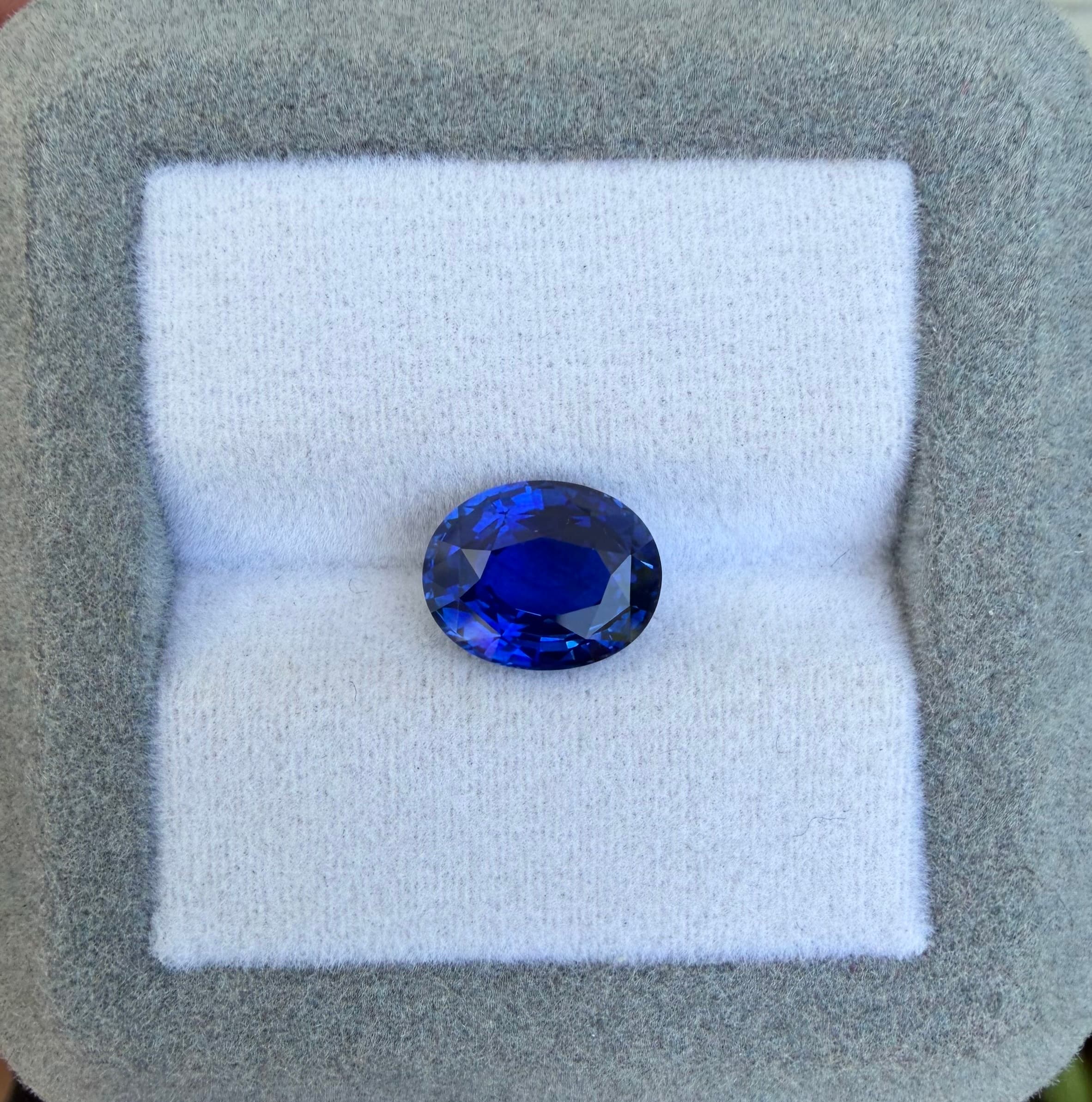 Blauer Ovaler Saphir 3,43 ct