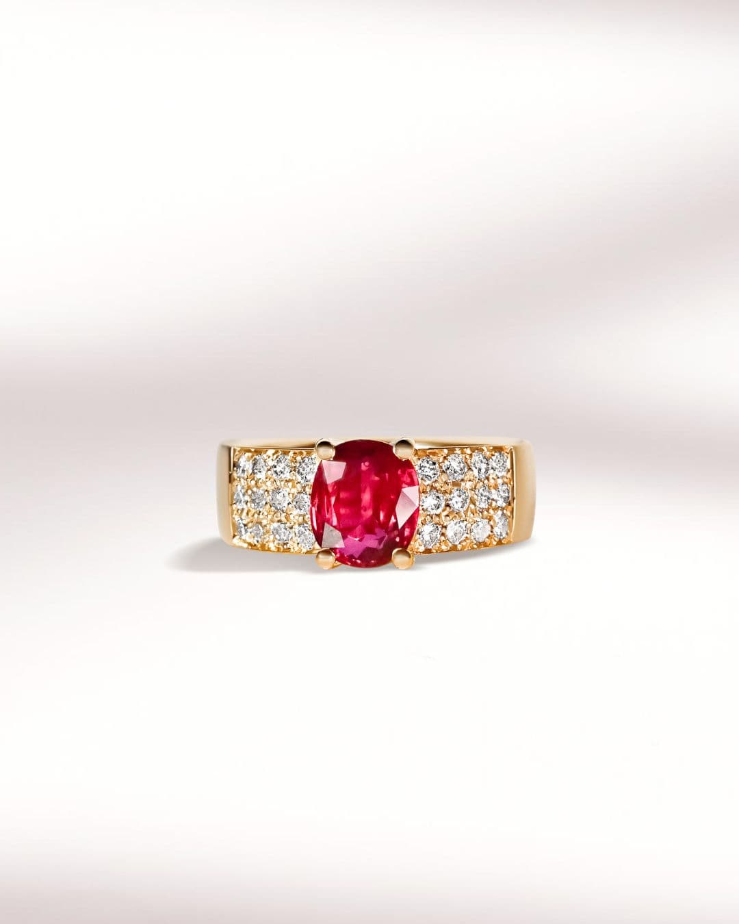 Bague de célébration avec rubis