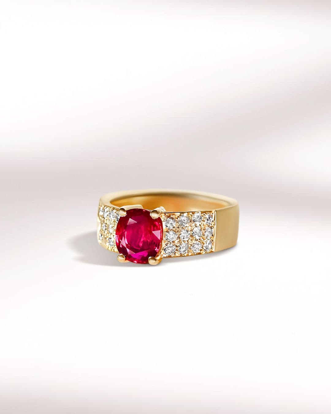 Bague de célébration avec rubis