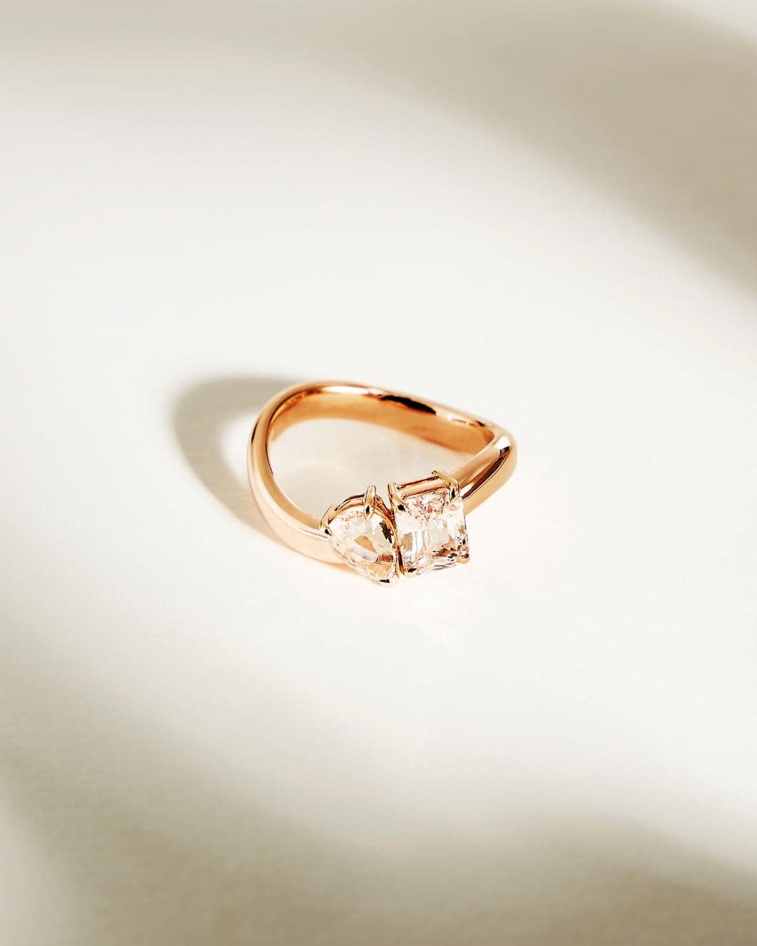 Bague de fiançailles avec saphirs pêche