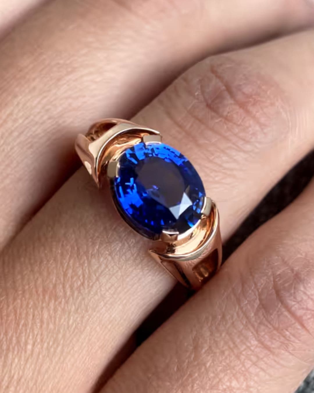 Bague d’anniversaire avec saphir bleu