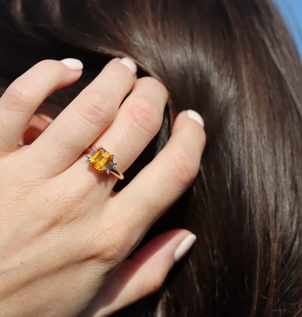bague fiancailles saphir jaune rectangle et diamants