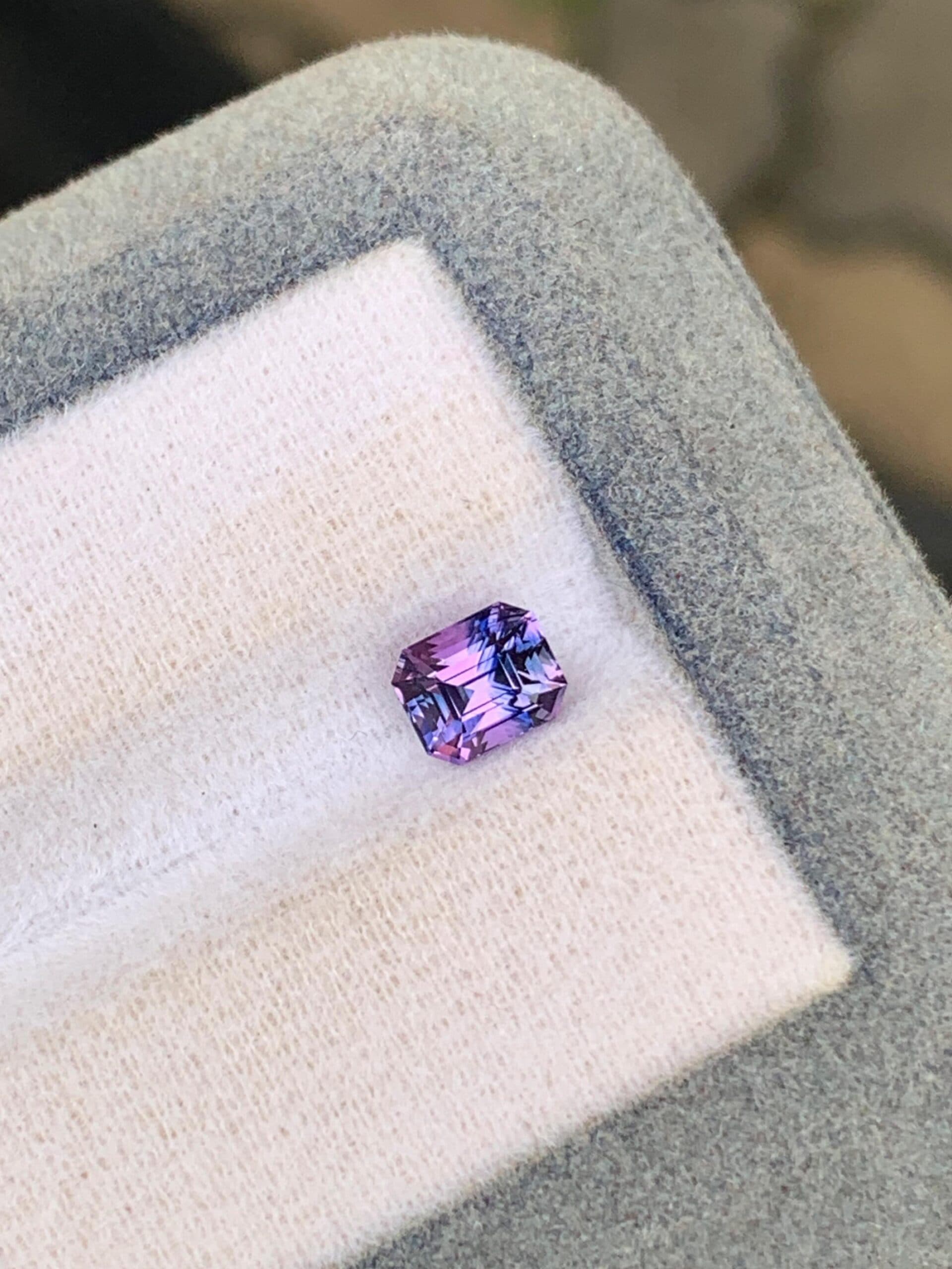Bicolorer Saphir Rechteck 1,10 ct — Sri Lanka