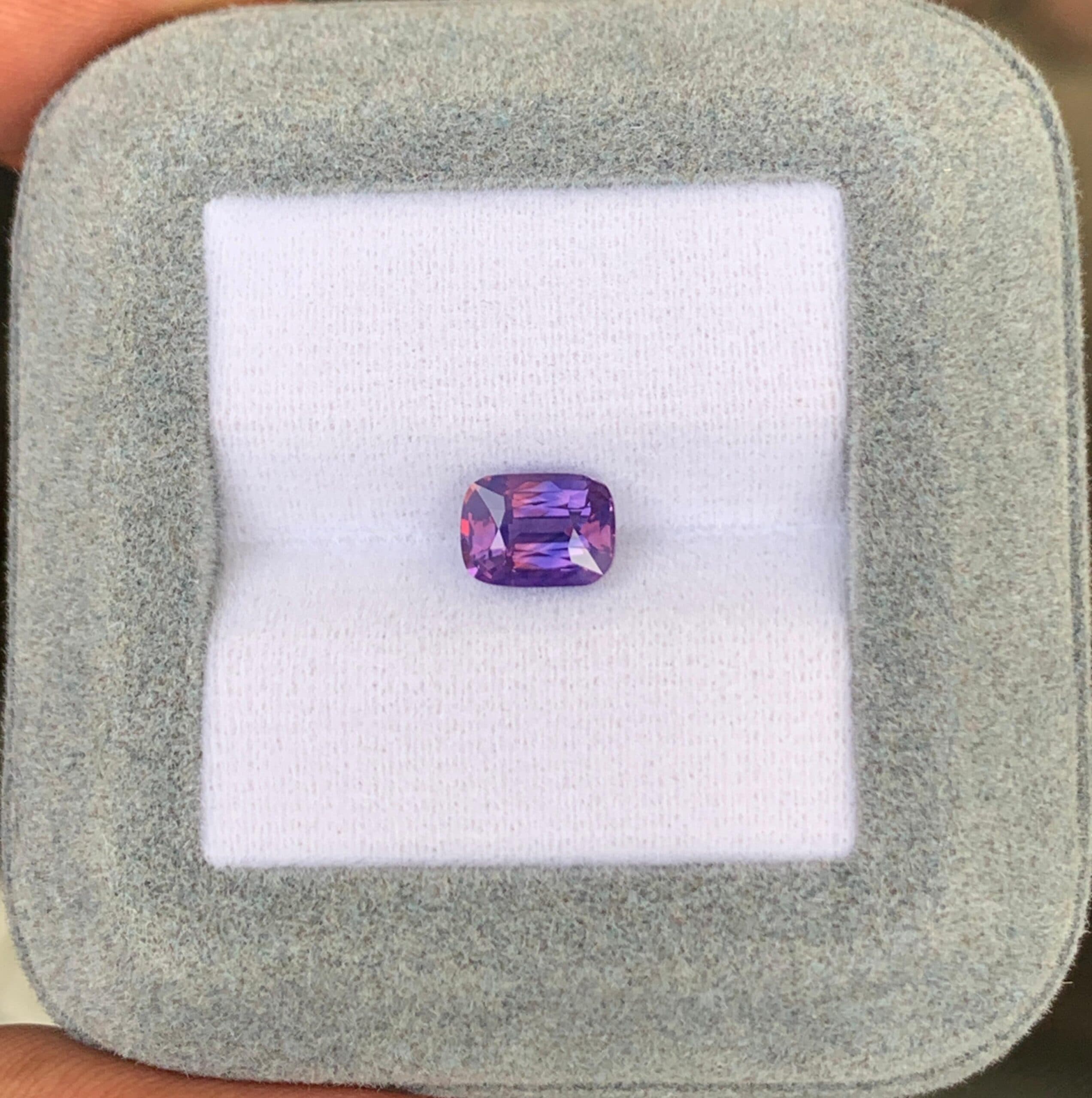 Bicolor-Saphir Kissenschliff 1,55 ct