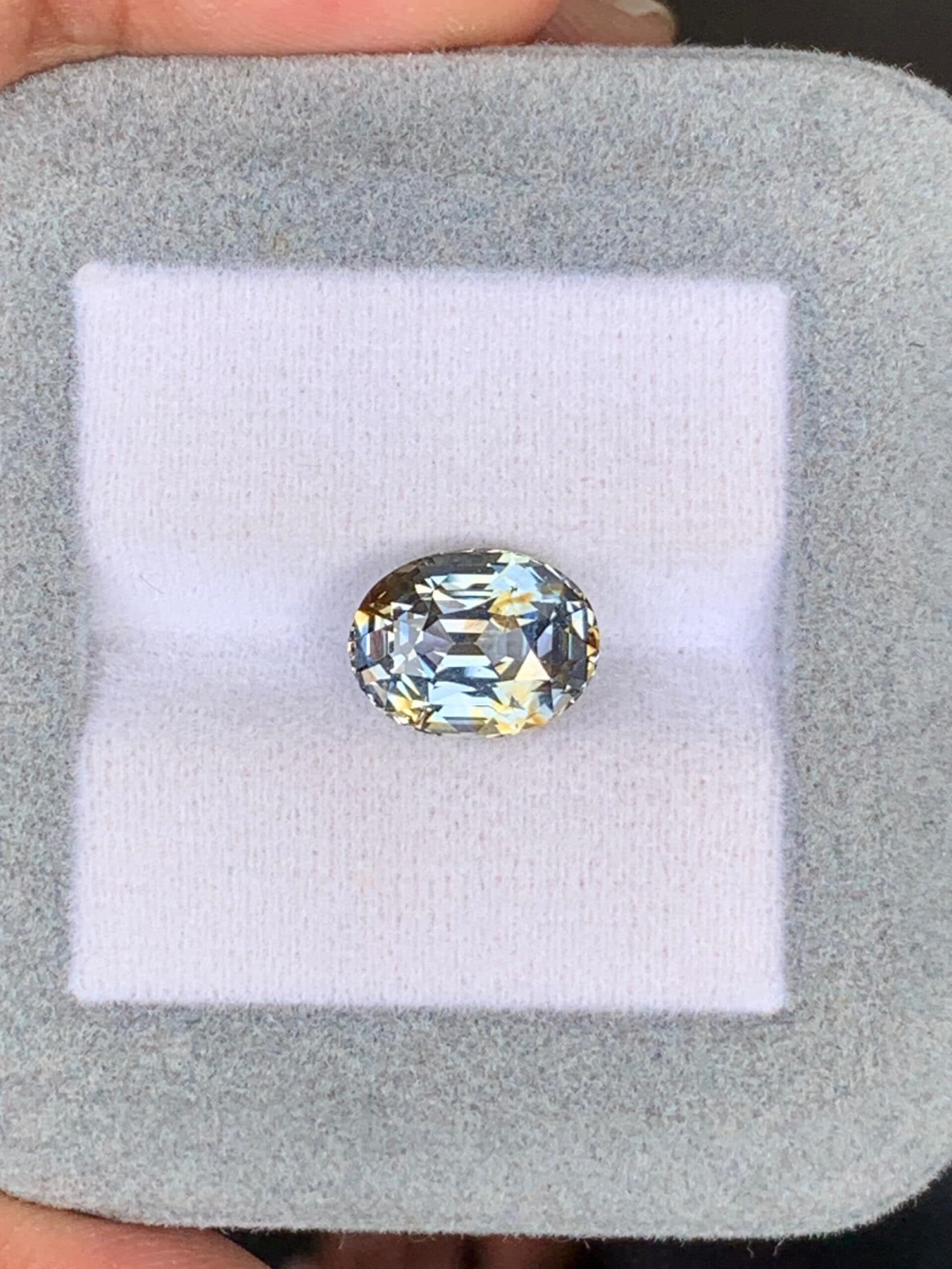 Bicolorer Saphir Oval 5,01ct