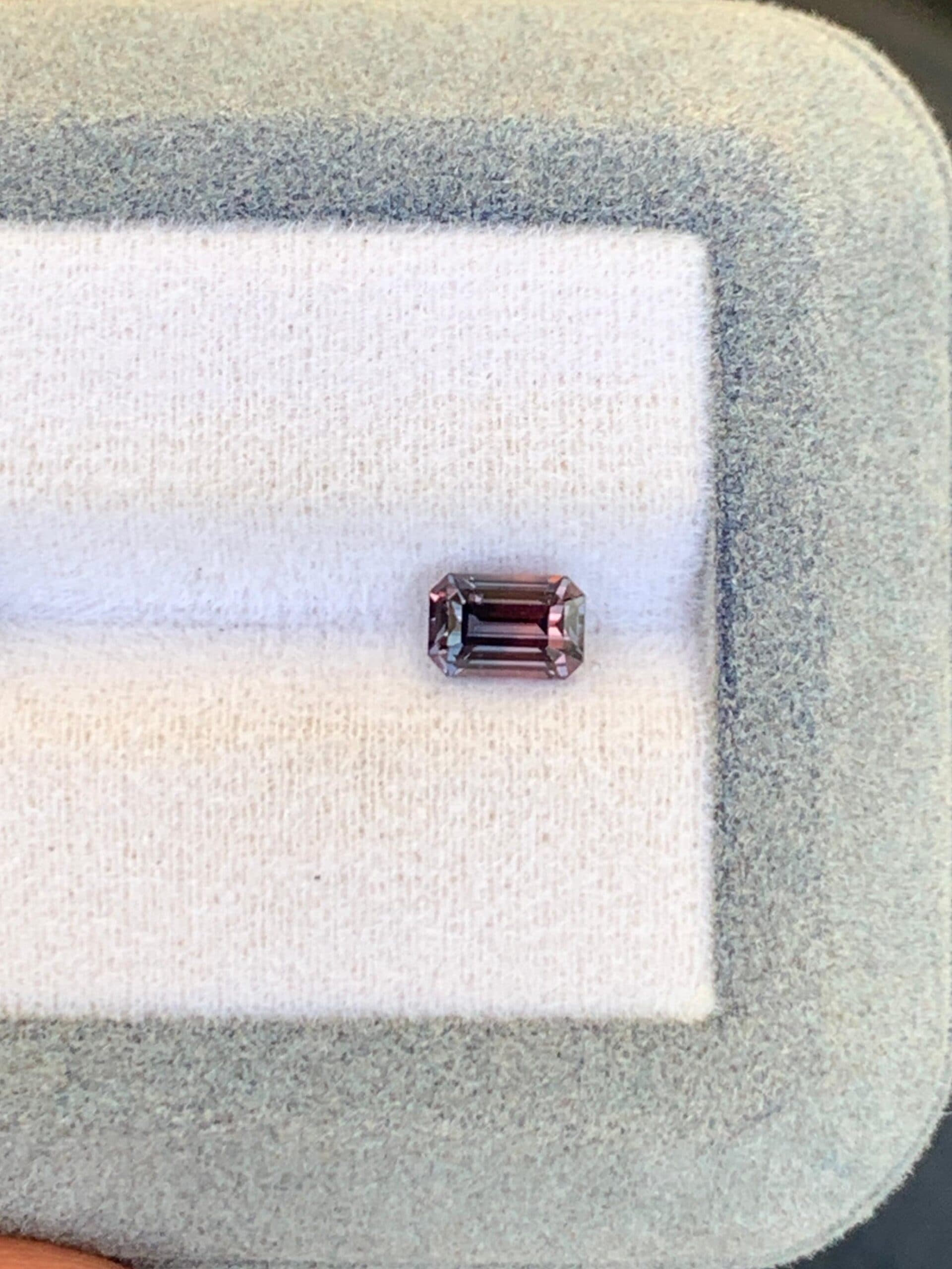 Bicolor-Saphir Rechteck 1,03 ct — Madagaskar
