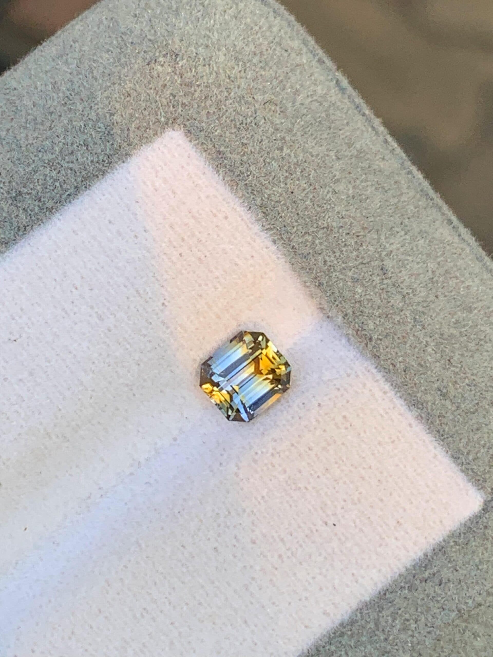 Bicolorer Saphir im Rechteckschliff, 1,03 ct