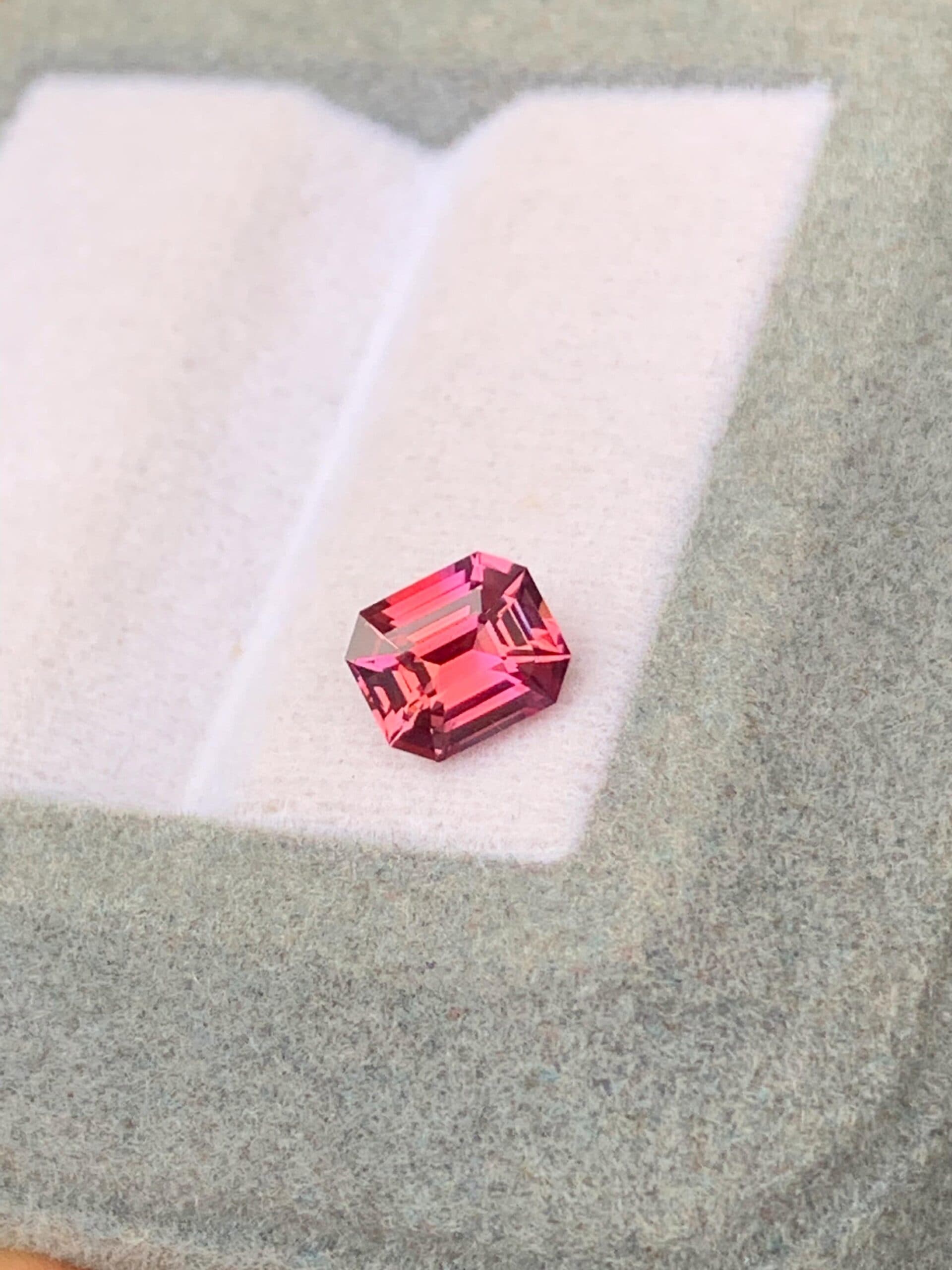 Bicolor-Saphir Rechteck 1,12 ct