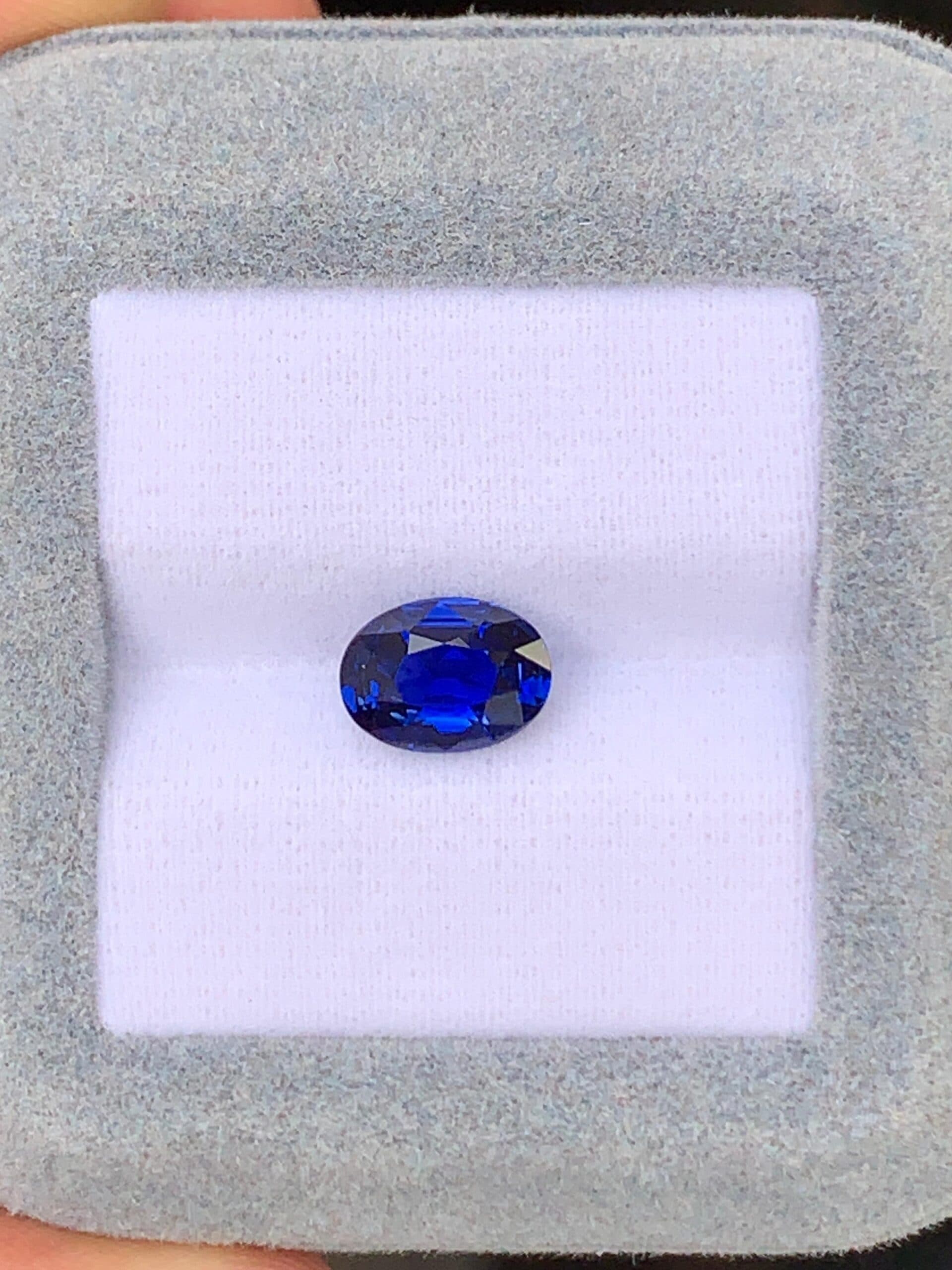 Blauer Ovaler Saphir von 2,23 ct