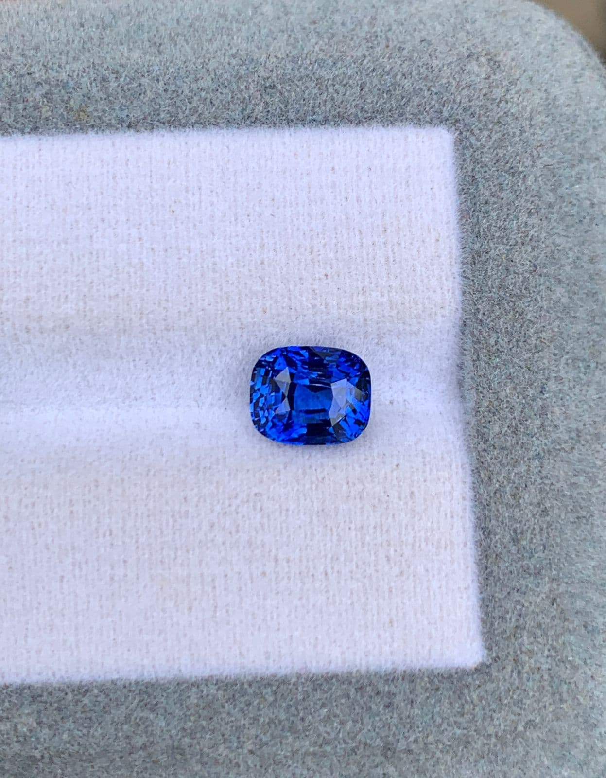 Blauer Saphir Kissenschliff 2,05 ct