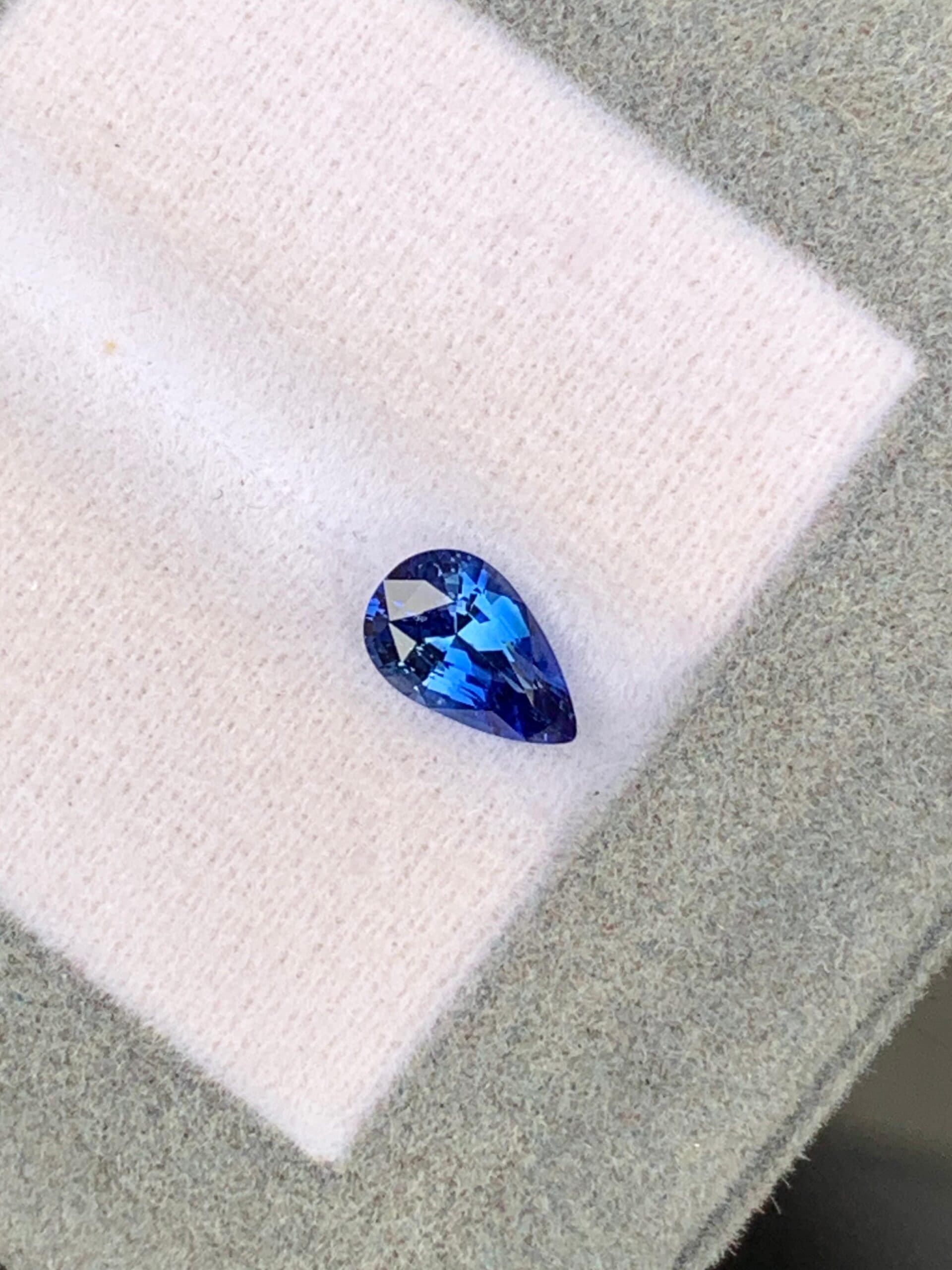 Blauer Saphir im Tropfenschliff, 1,12 ct