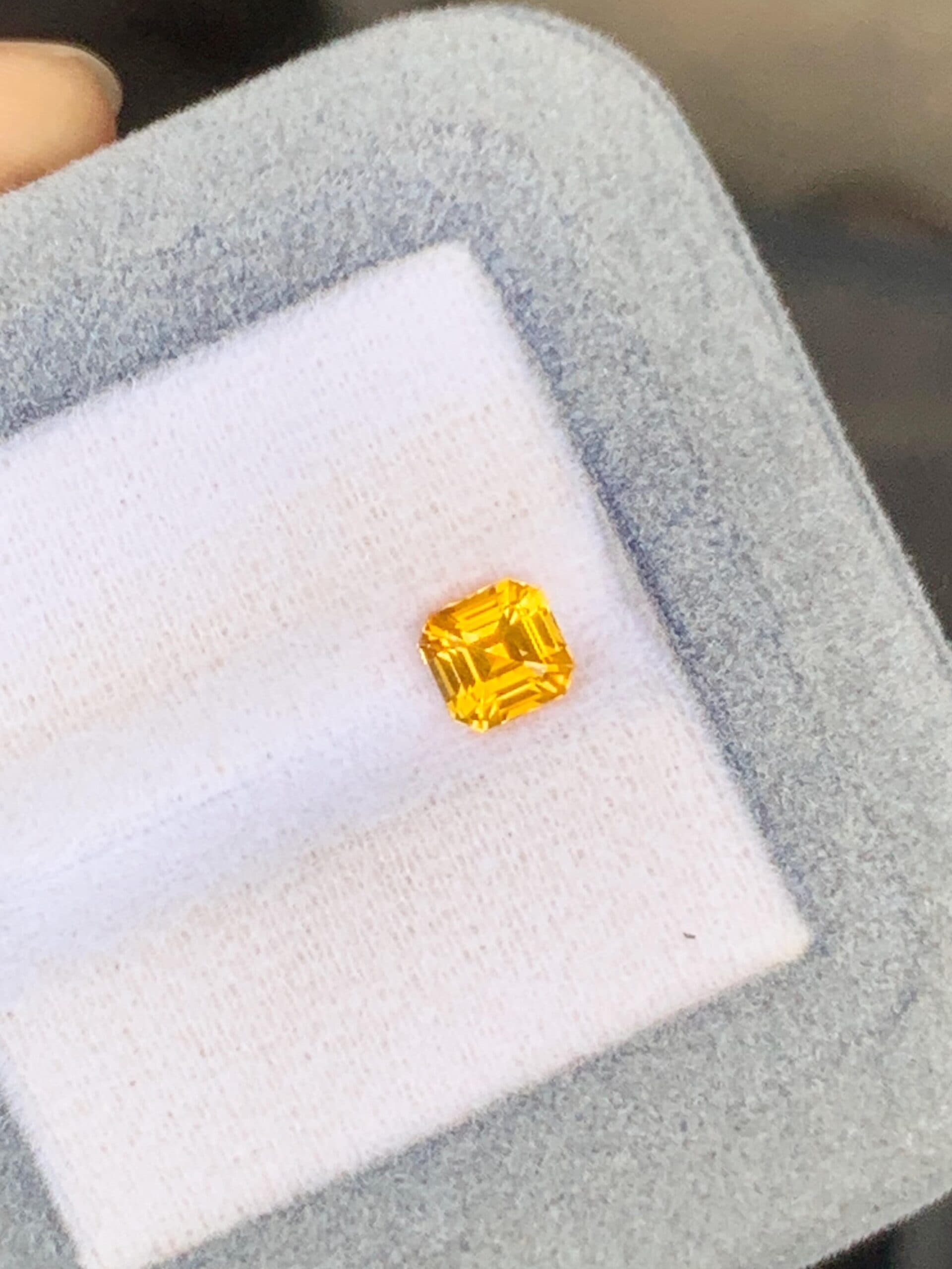 Gelber Saphir im Carré-Schliff, 1,20 ct