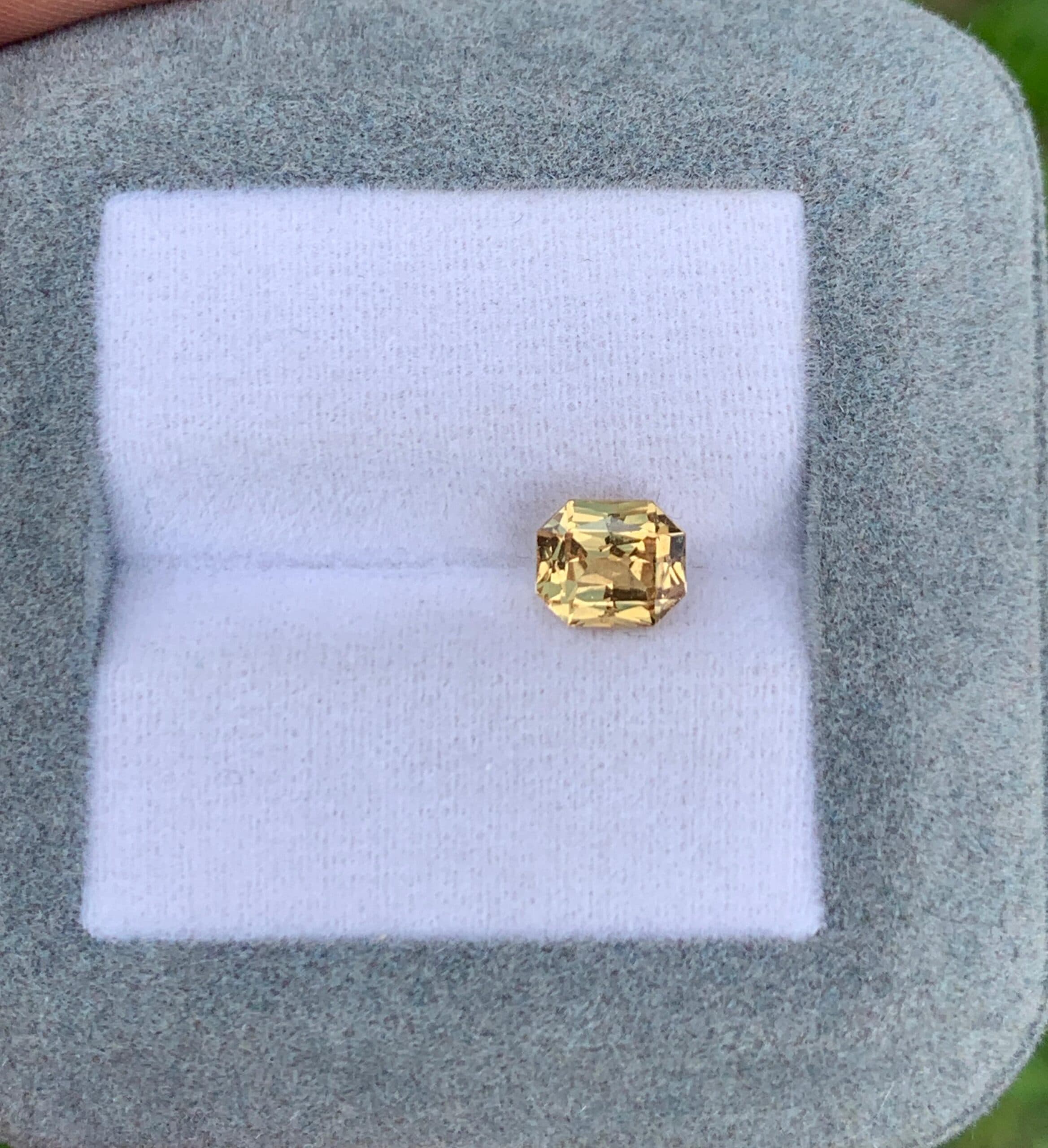 Gelber Saphir im Quadratschliff, 1,61 ct