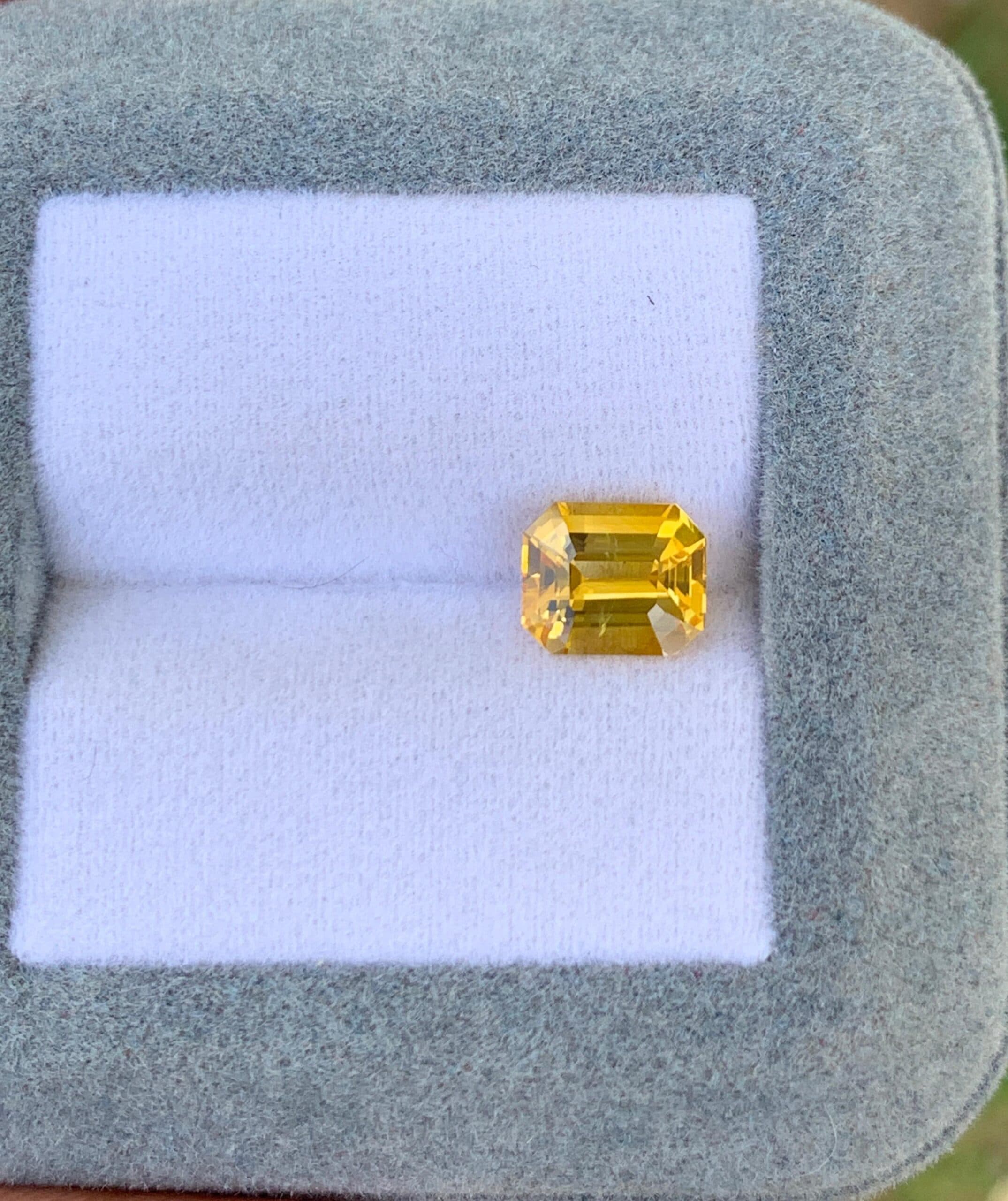 Gelber Saphir Rechteck 2,03 ct