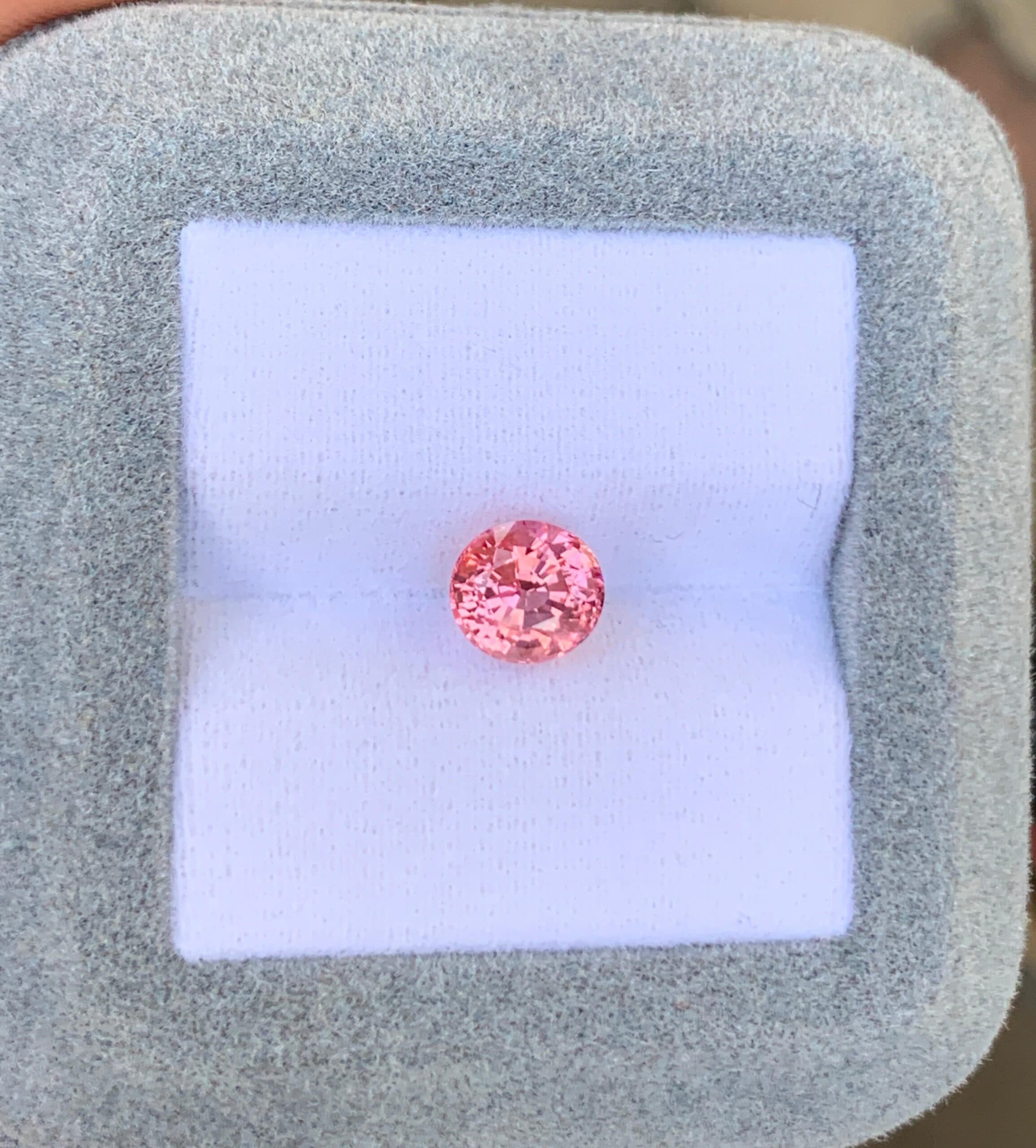Padparadscha-Saphir, oval, 2,02 ct