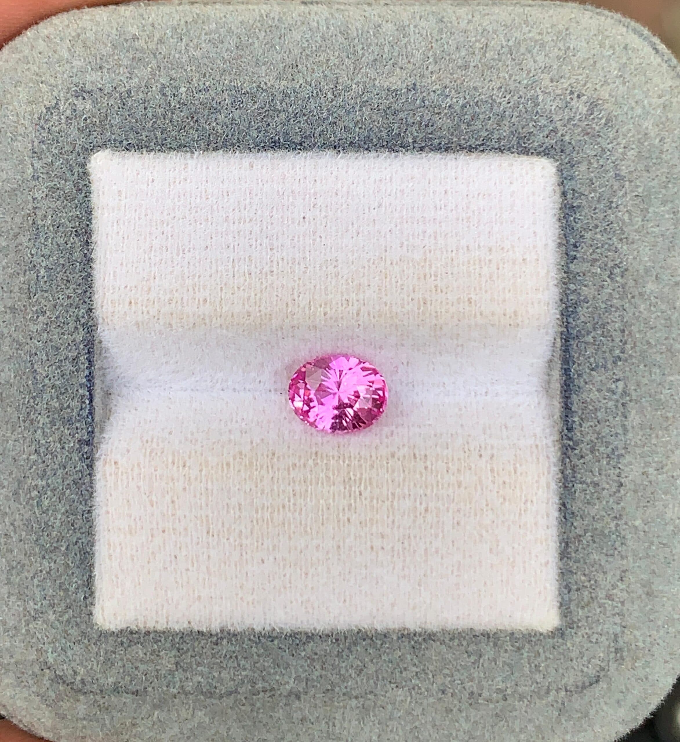 Rosafarbener Ovaler Saphir von 1,05 ct