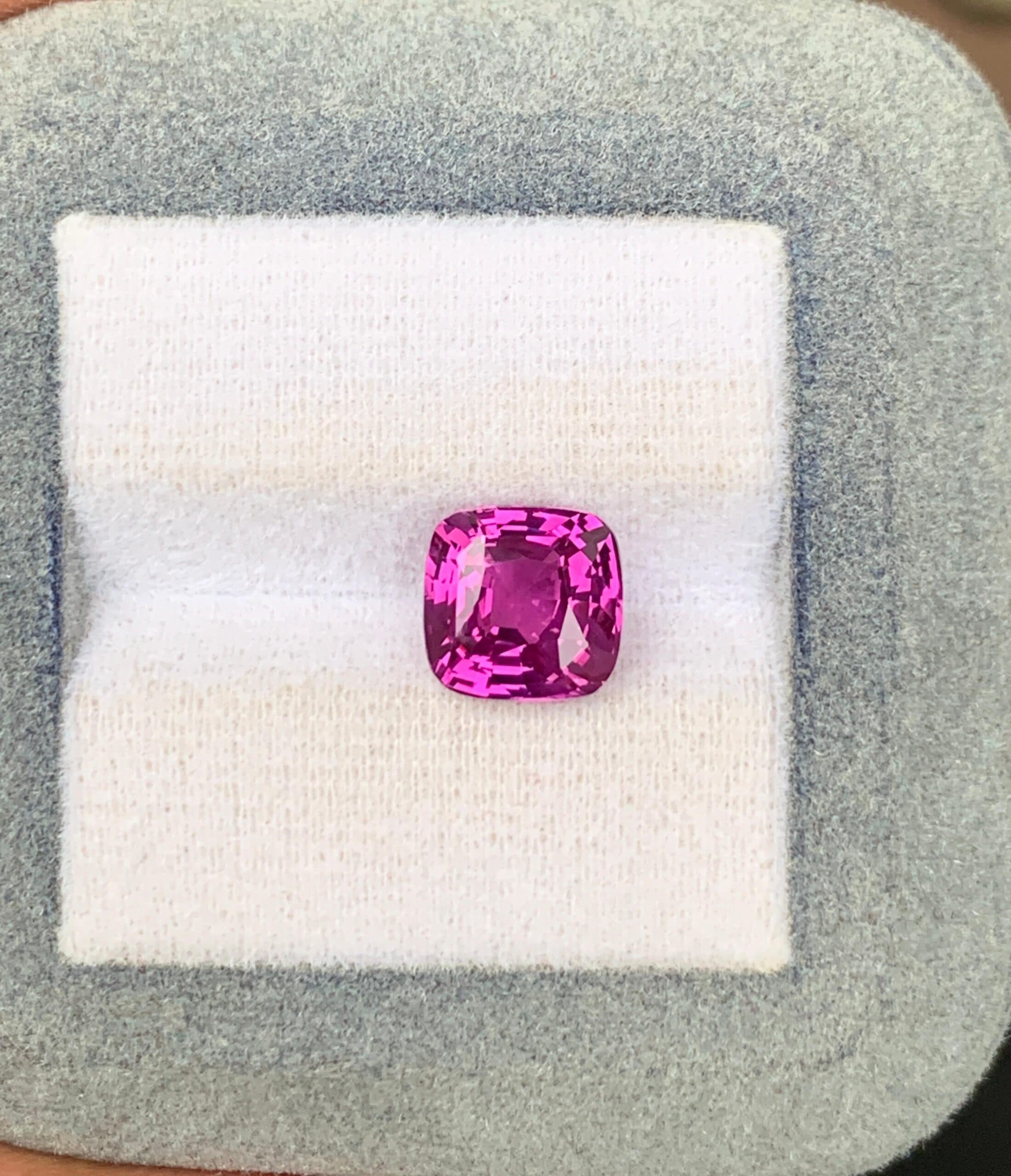 Rosafarbener Kissenschliff-Saphir 4,05 ct
