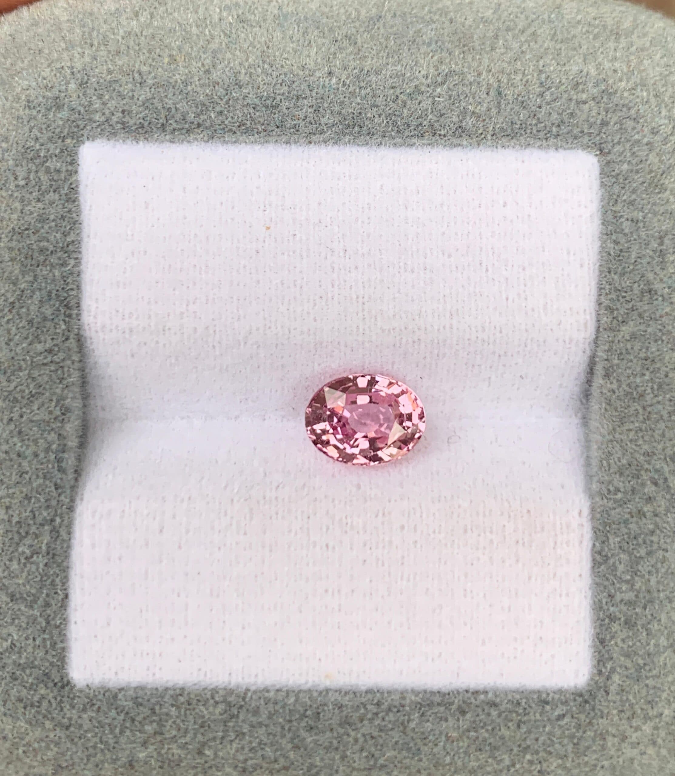Rosafarbener Ovaler Saphir von 1,25 ct