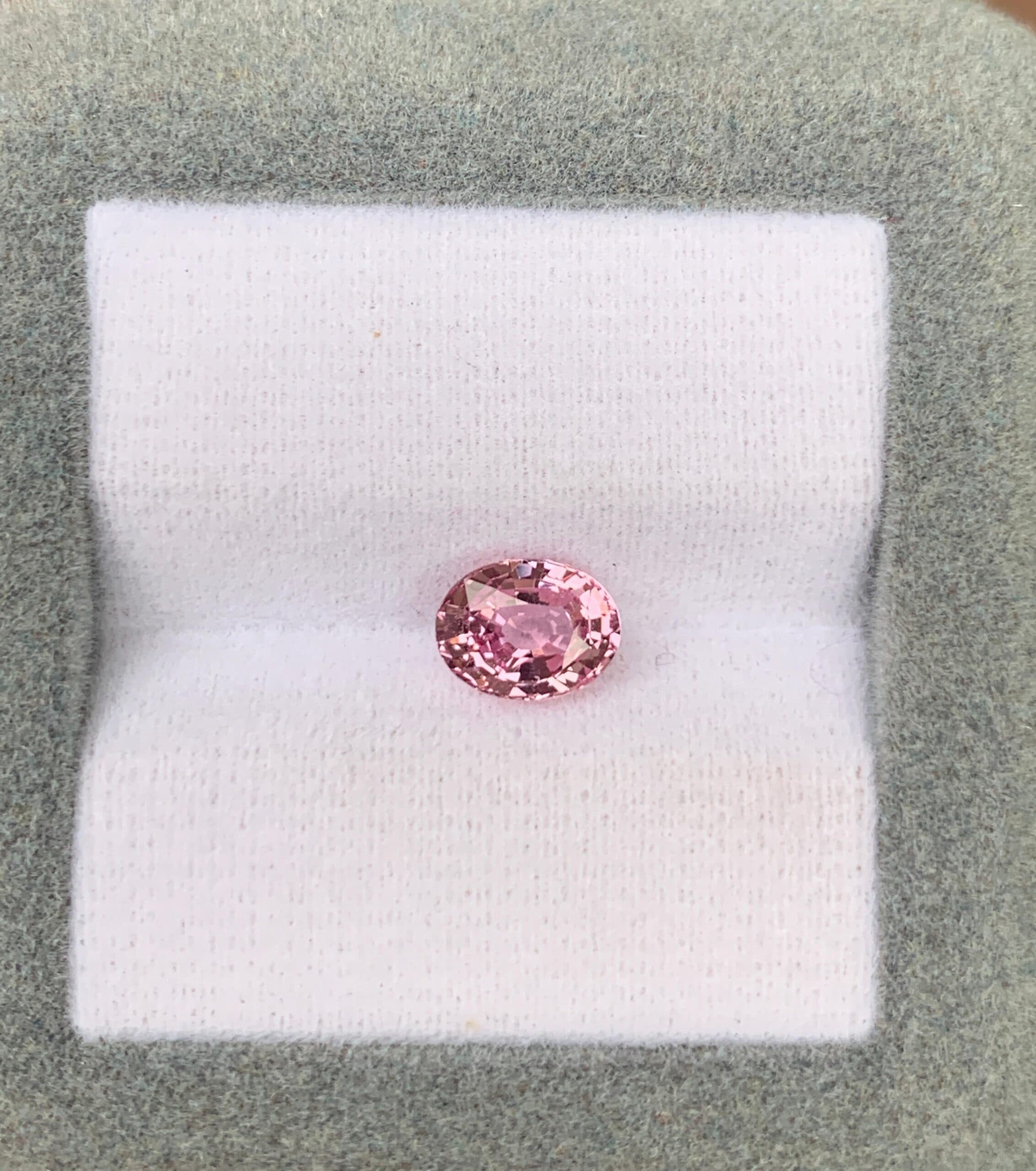 Rosafarbener Ovaler Saphir von 1,25 ct