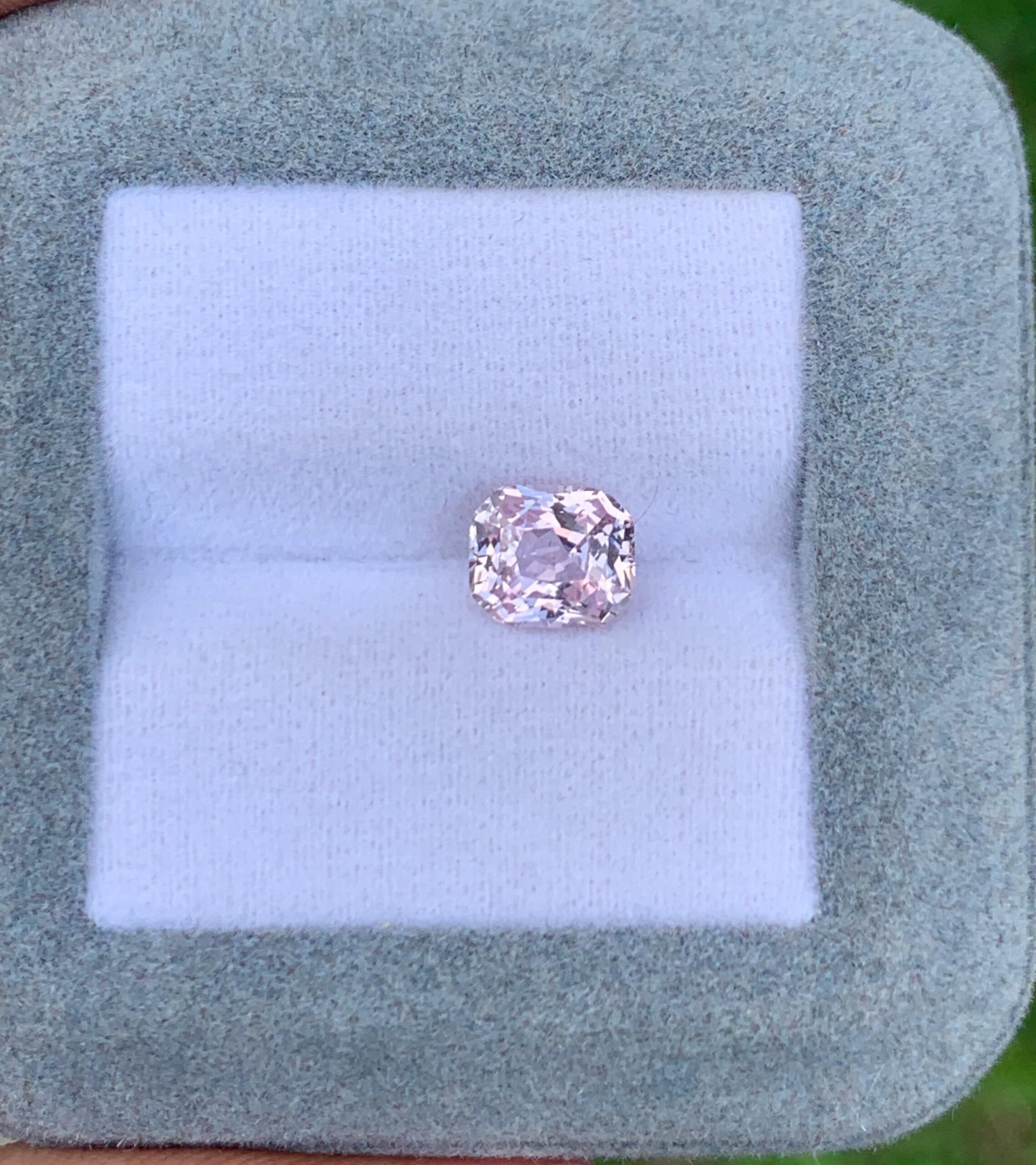 Rosafarbener Saphir im Rechteckschliff, 1,68 ct
