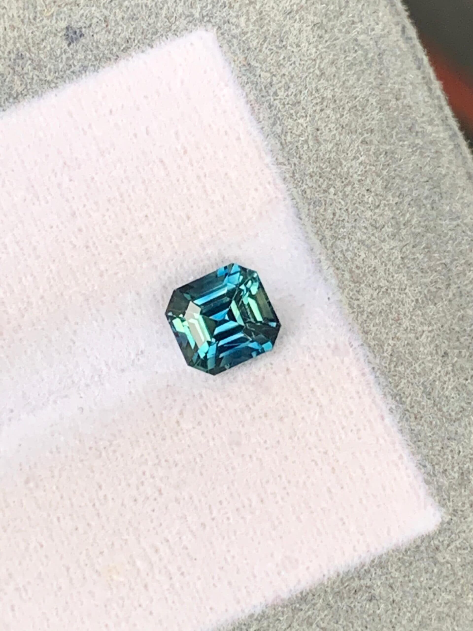 Teal-Saphir im Rechteckschliff, 1,46 ct