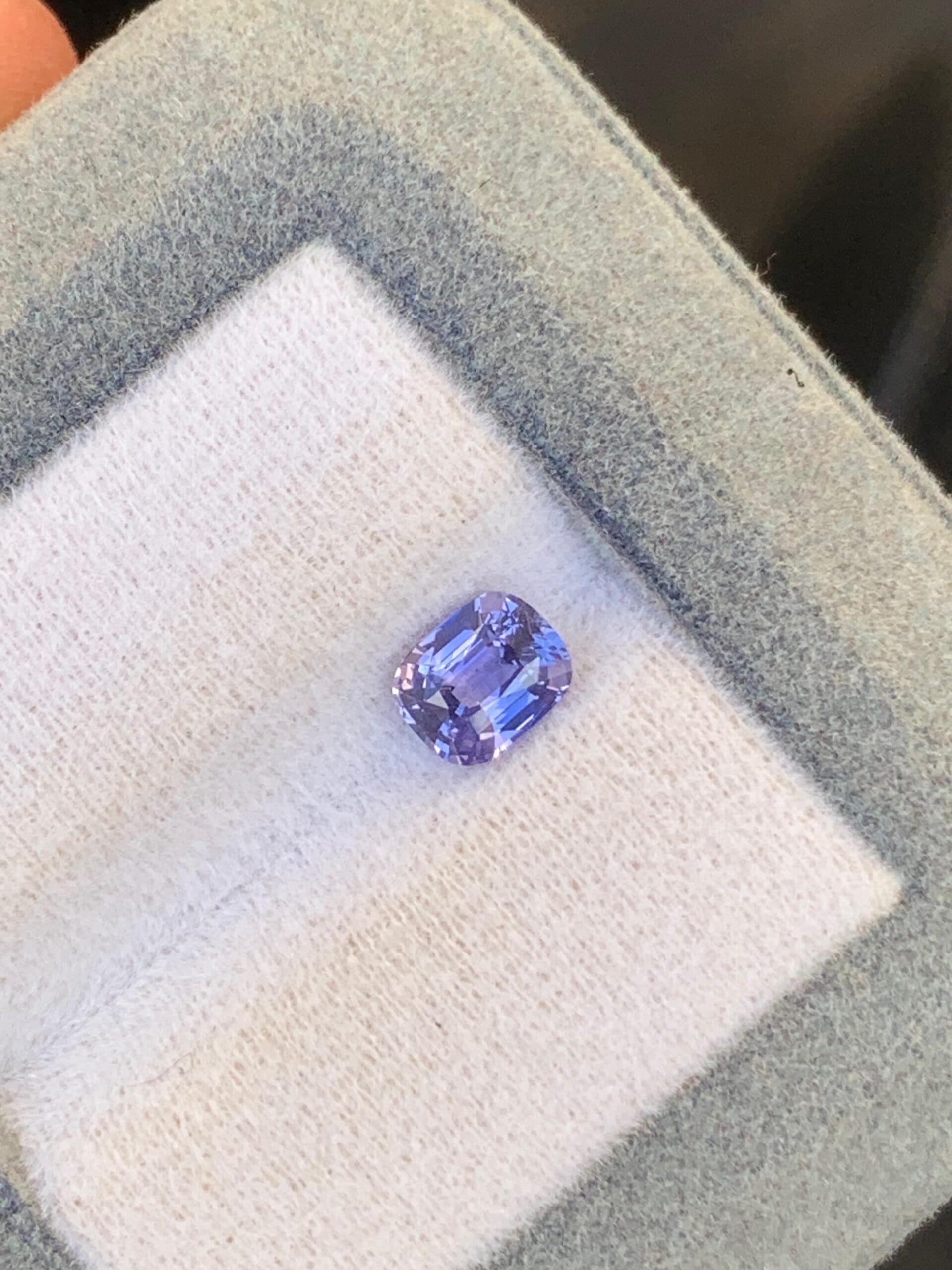 Violetter Saphir Kissenschliff 1,02 ct