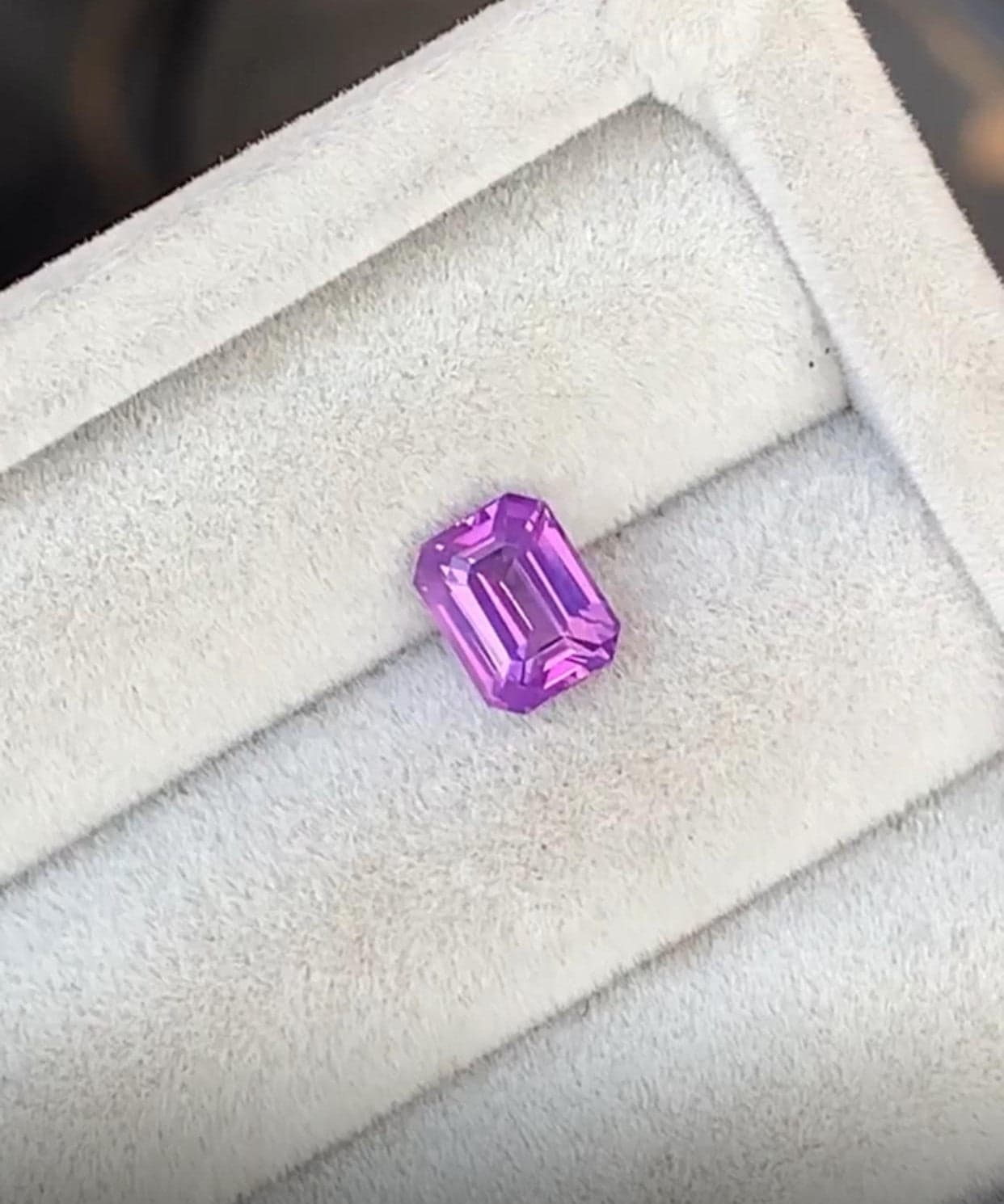 Violetter Saphir im Rechteckschliff, 1,51 ct