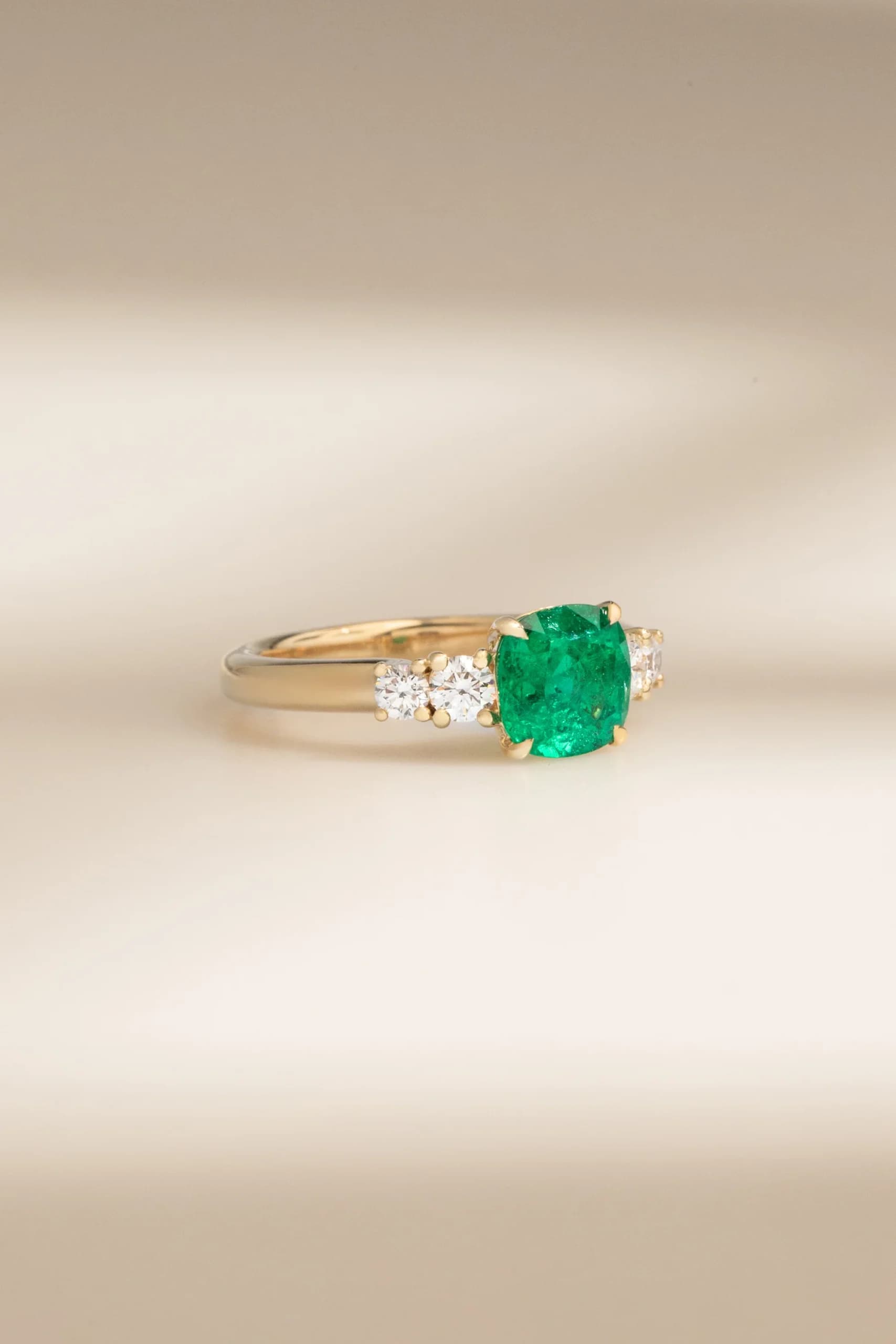 Bague de fiançailles avec Emeraude