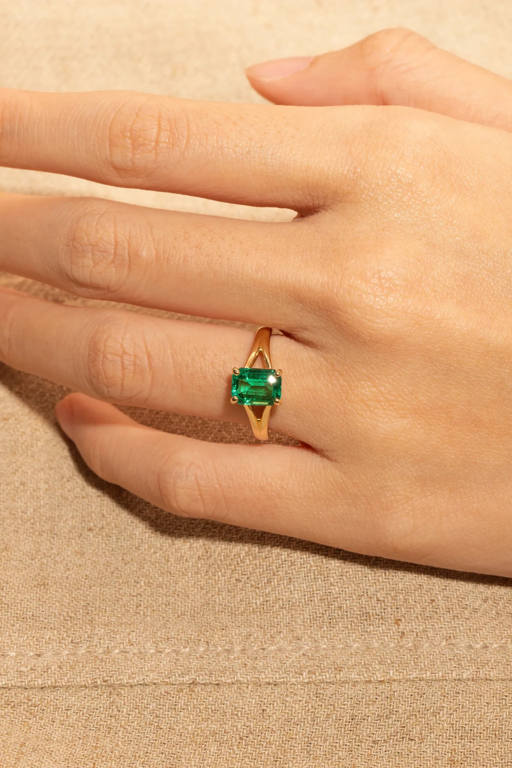 Bague d'anniversaire avec Emeraude