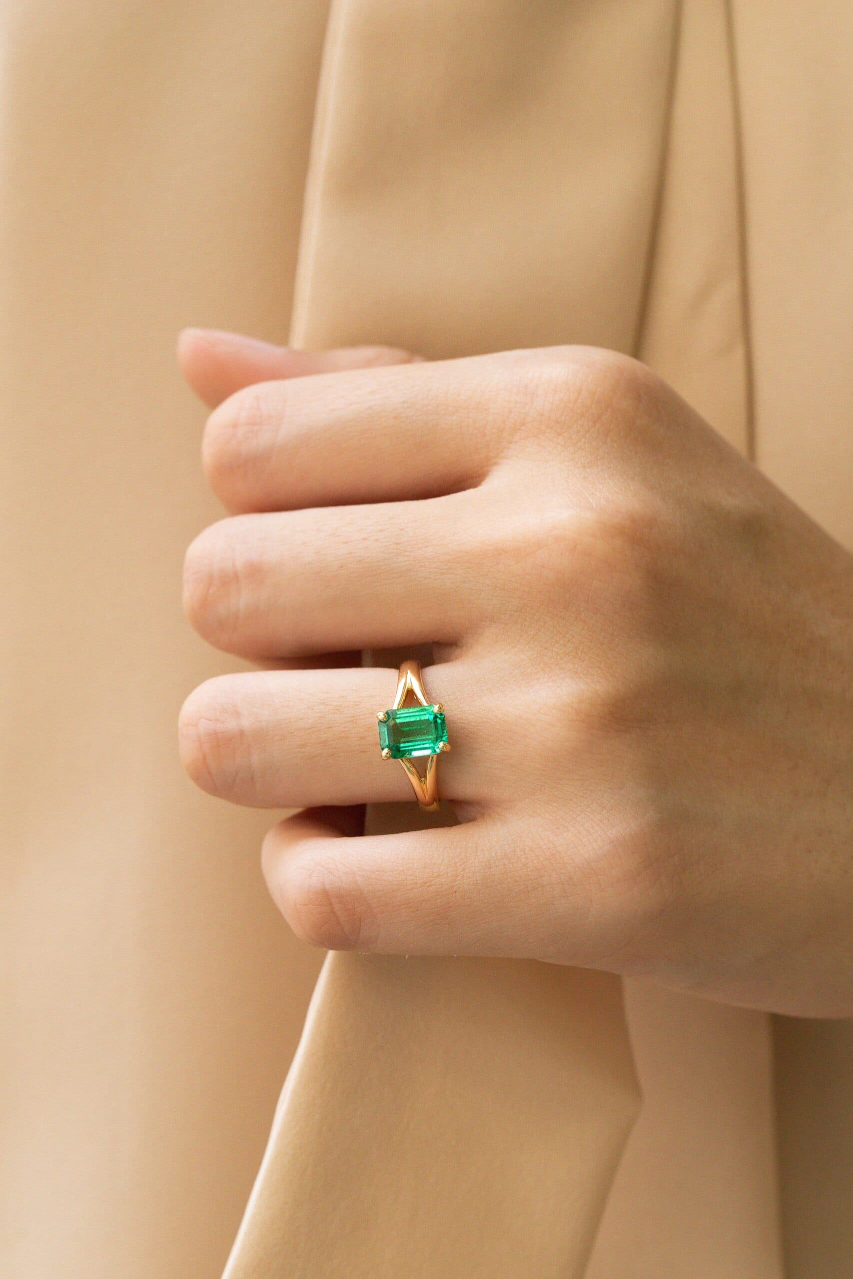 Bague d'anniversaire avec Emeraude