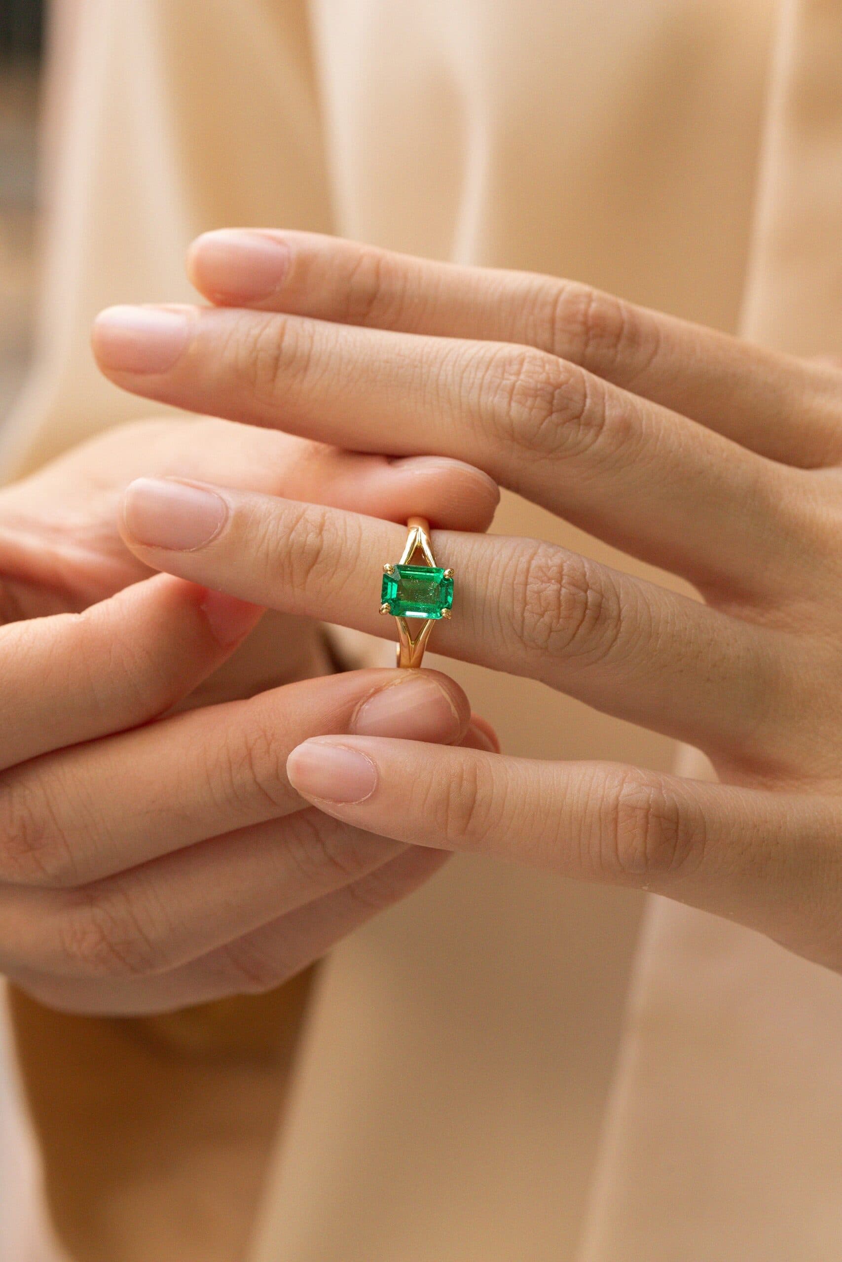 Bague d'anniversaire avec Emeraude