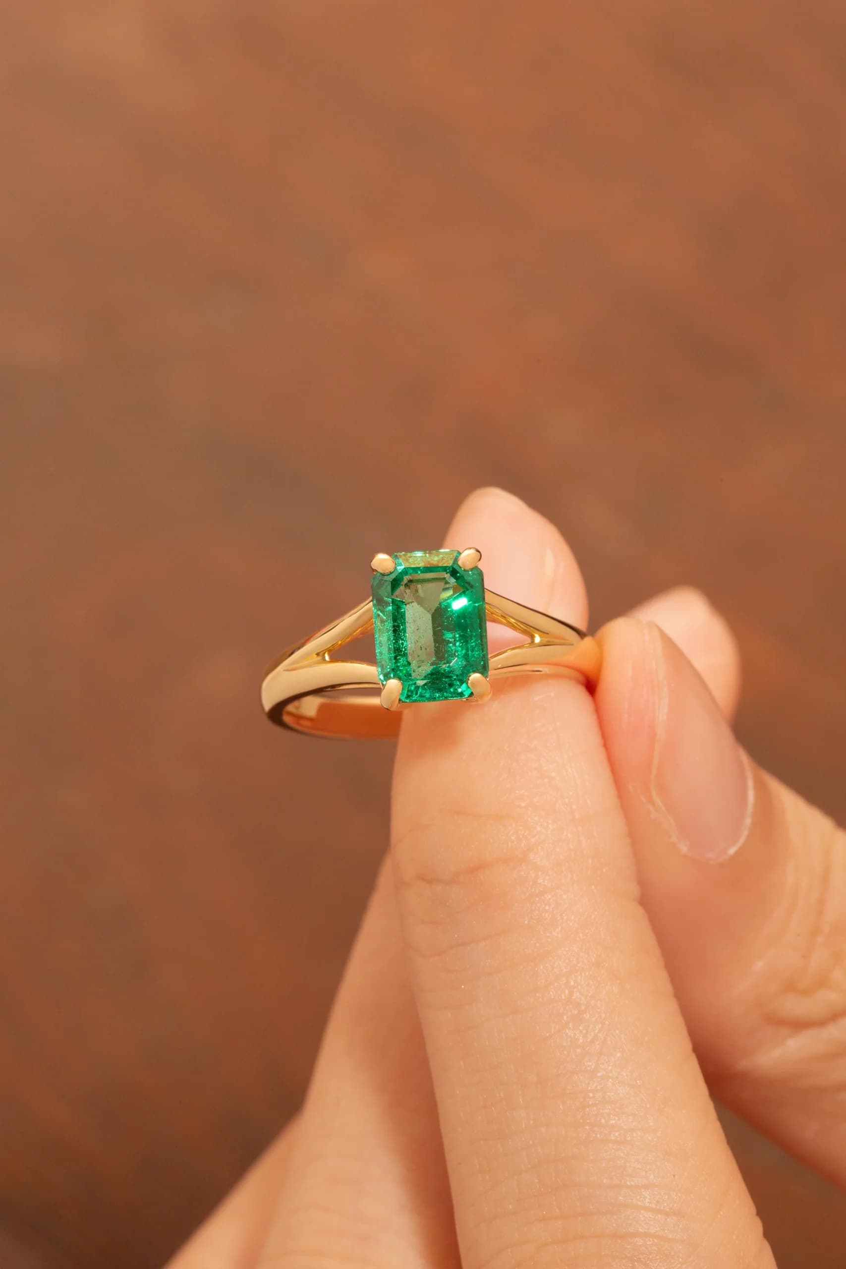 Bague d'anniversaire avec Emeraude