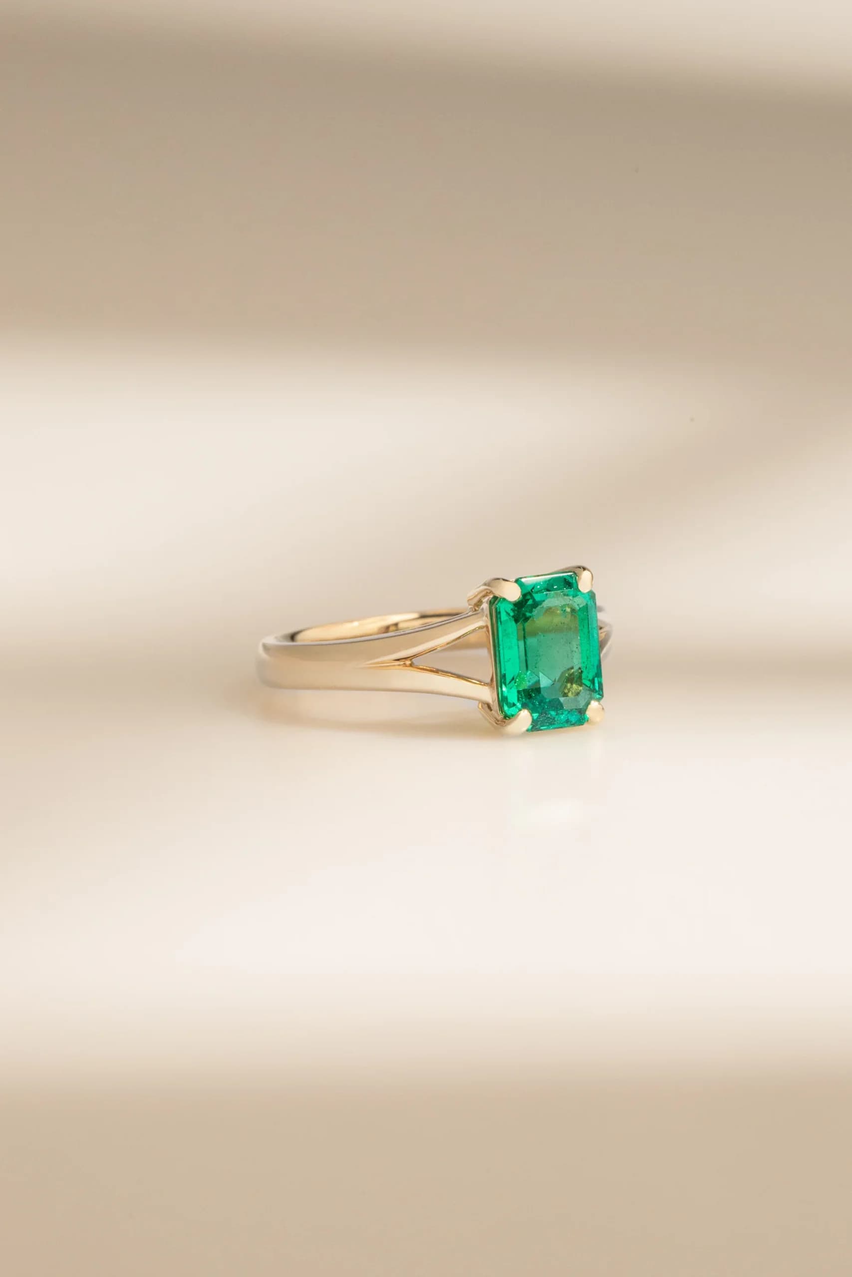 Bague d'anniversaire avec Emeraude