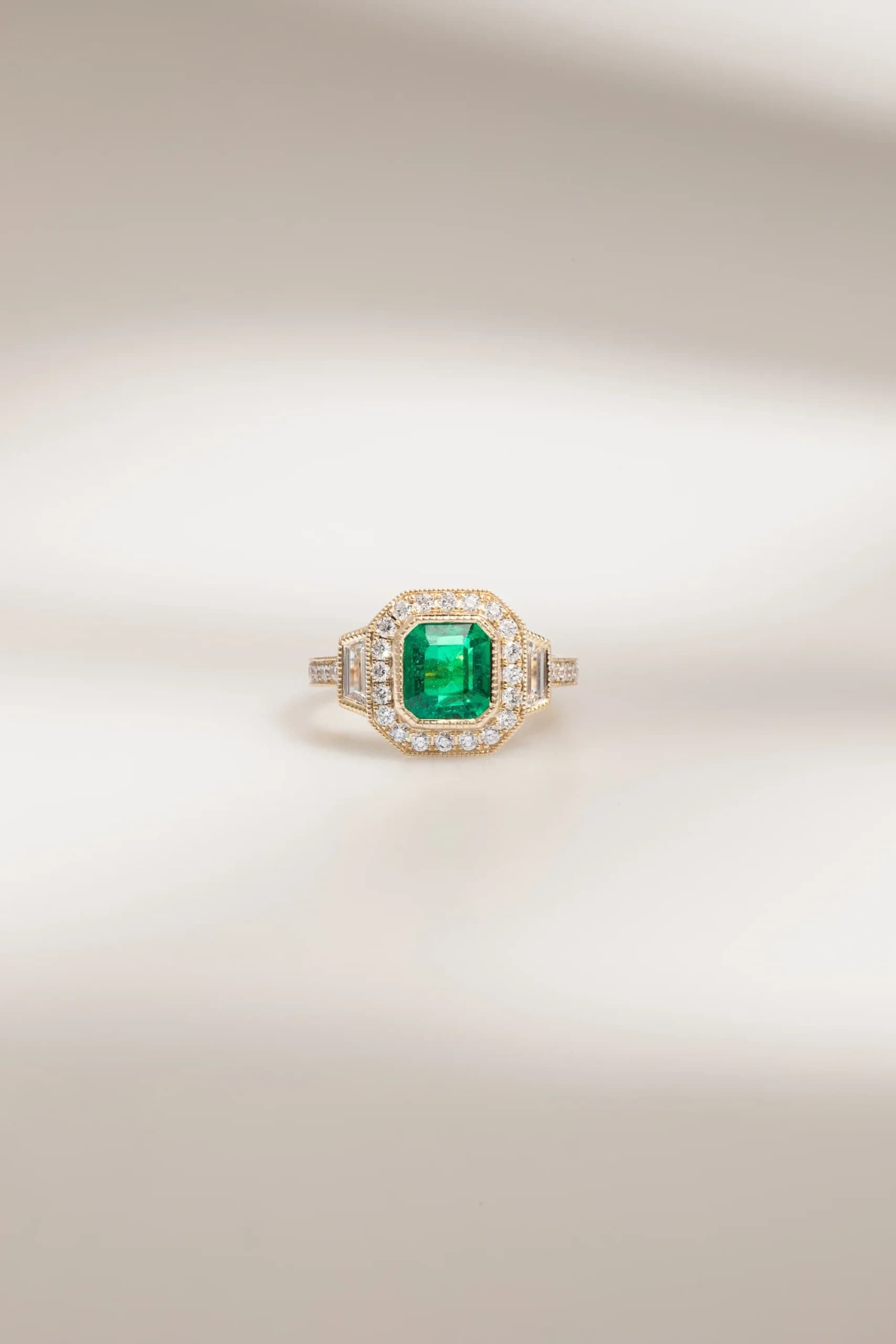 bague de fiançailles avec émeraude