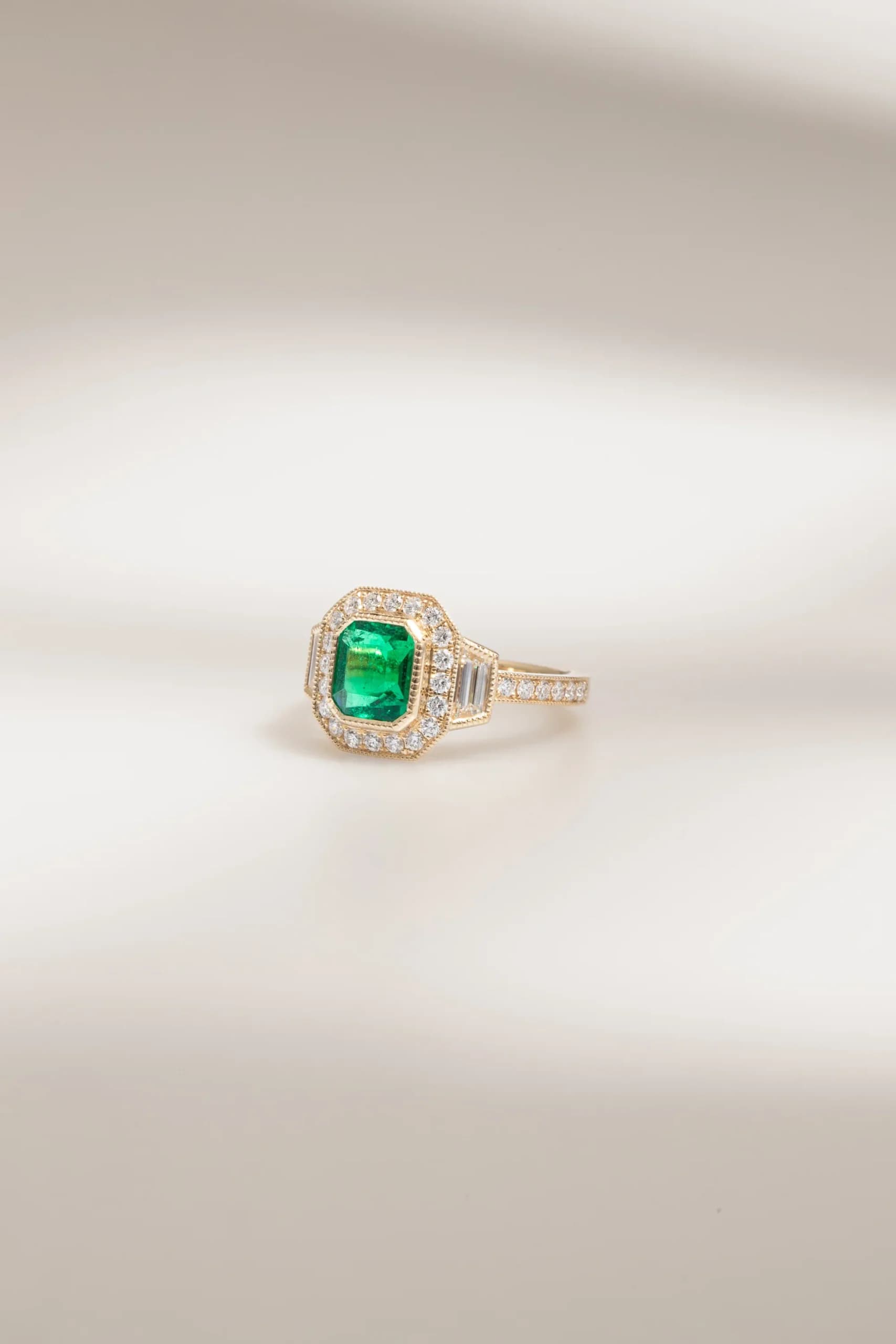 bague de fiançailles avec émeraude