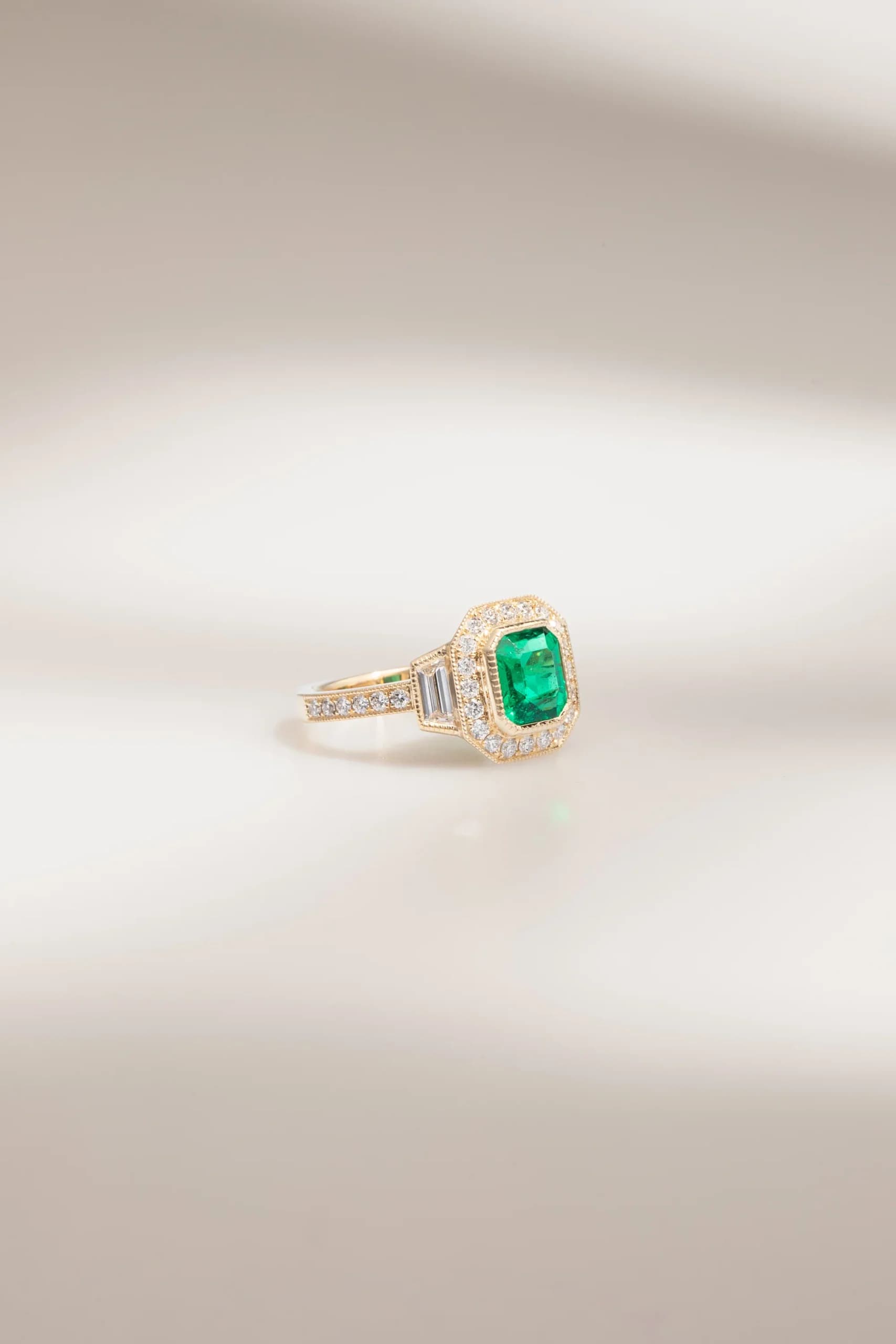 bague de fiançailles avec émeraude