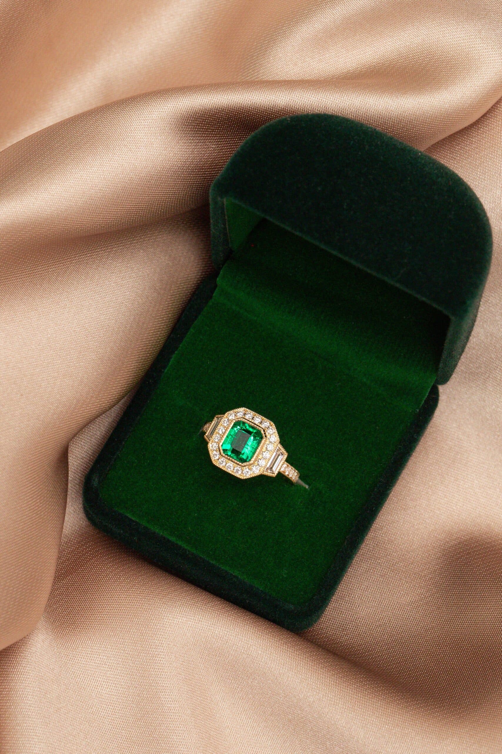 bague de fiançailles avec émeraude