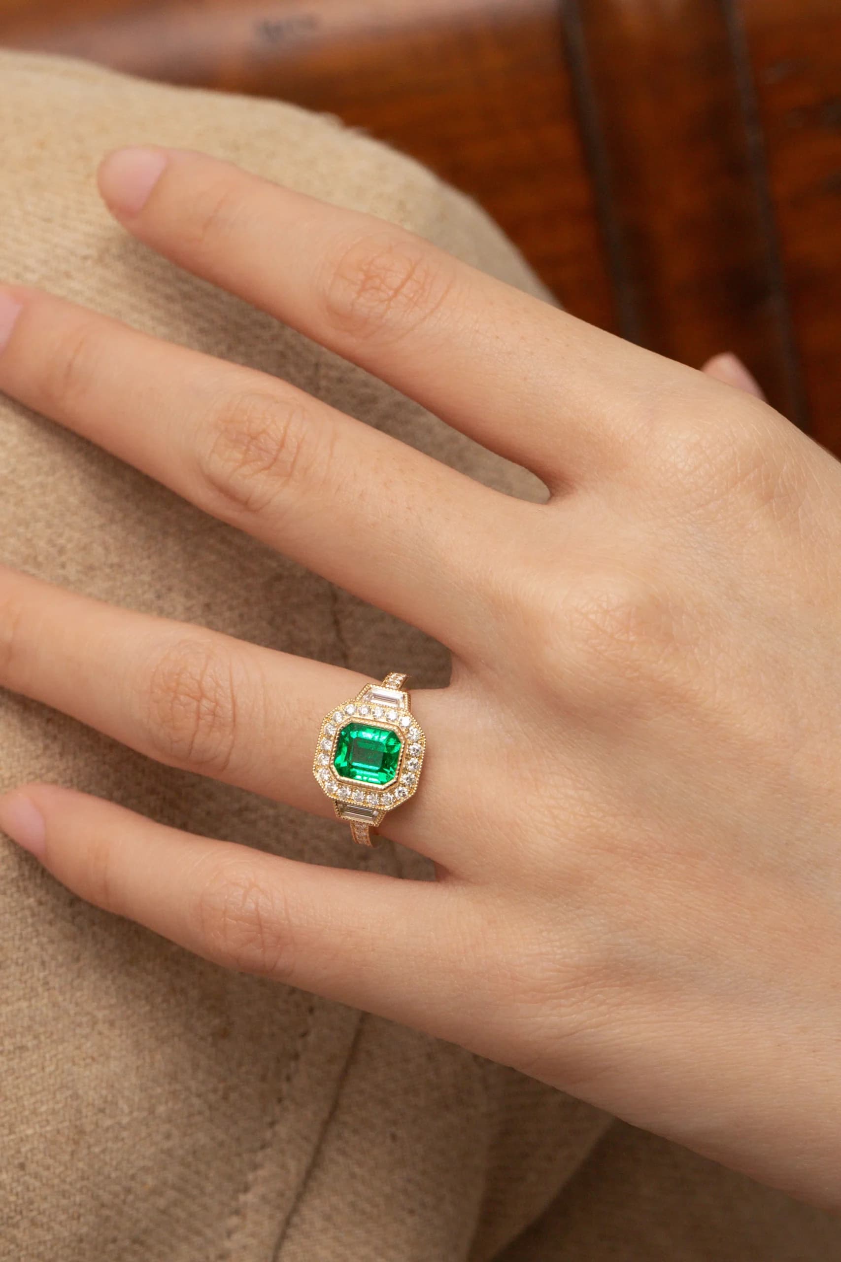 bague de fiançailles avec émeraude