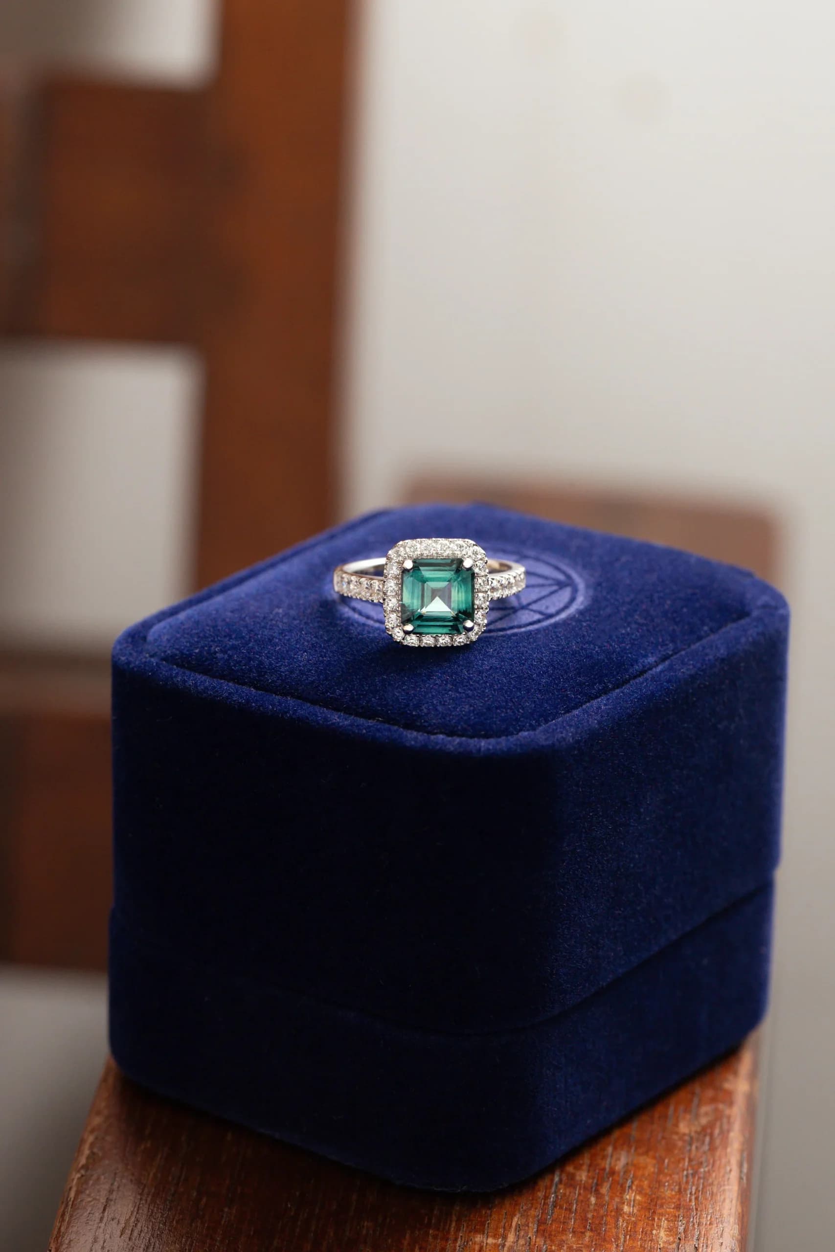 Bague d'anniversaire avec Saphir Teal