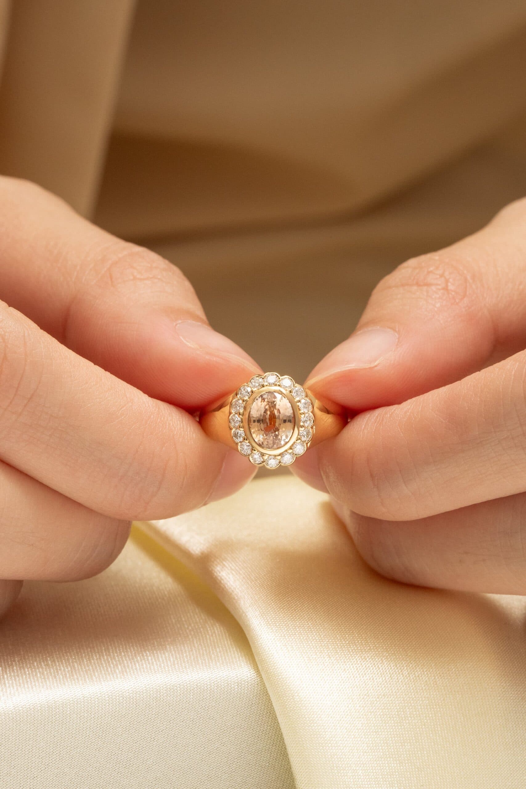 Bague d'anniversaire avec Saphir pêche