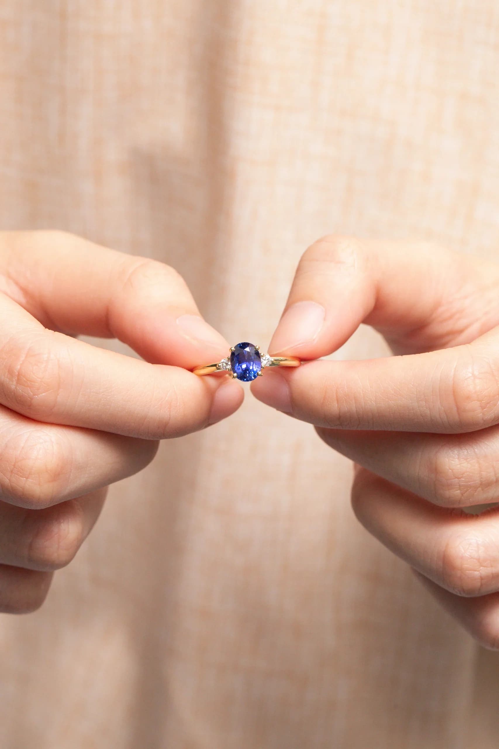 bague de fiançailles saphir bleu violet